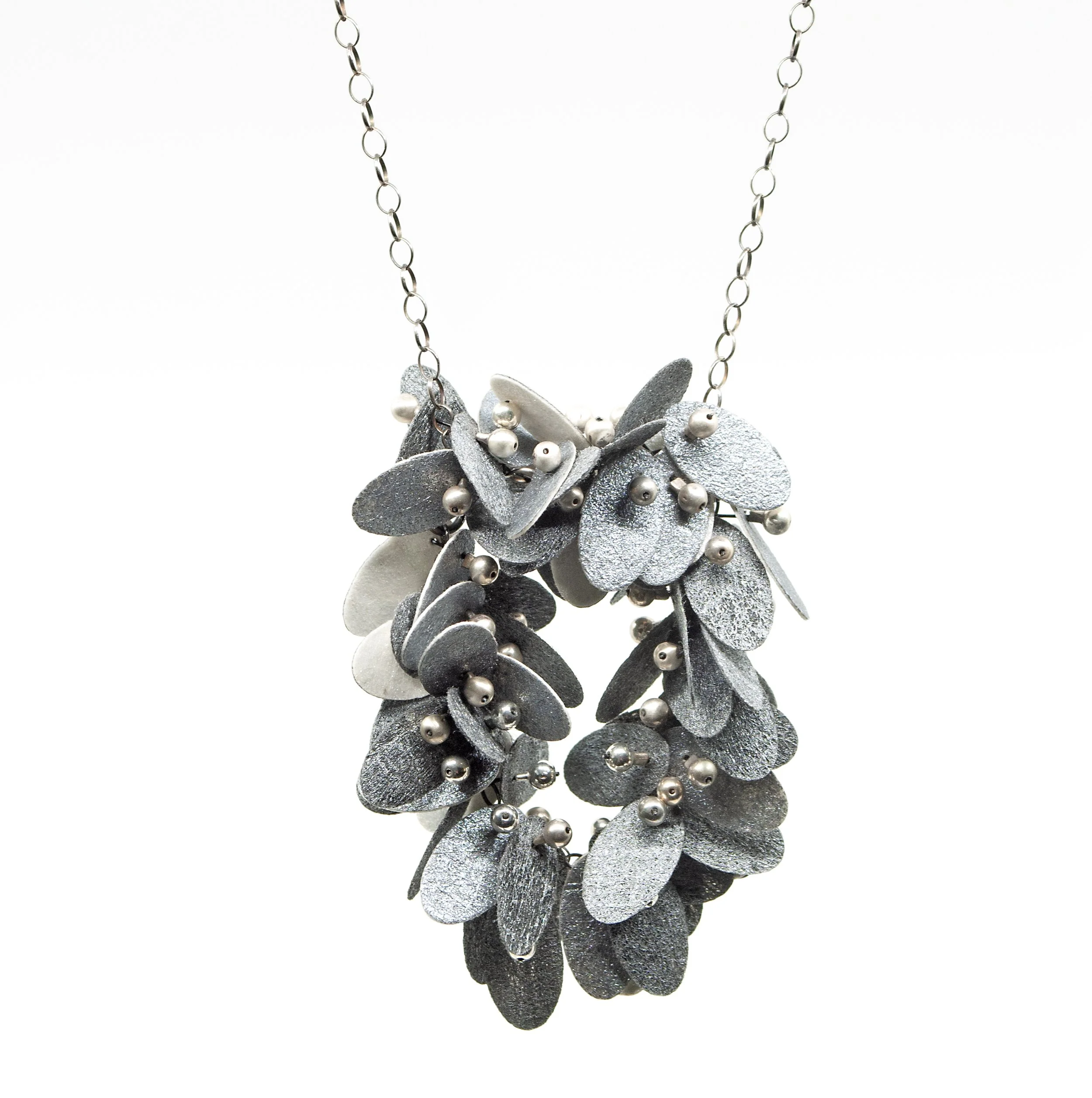 PENDANT_polypetal_silvergrey.jpg