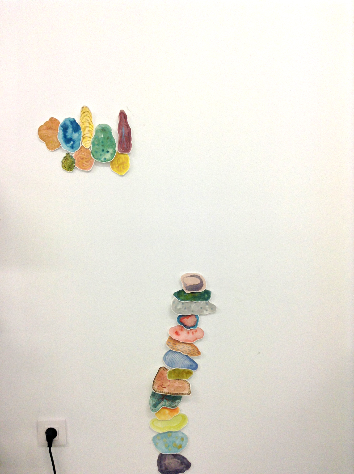Experimenting with "gotas" or blobs piled along the wall.