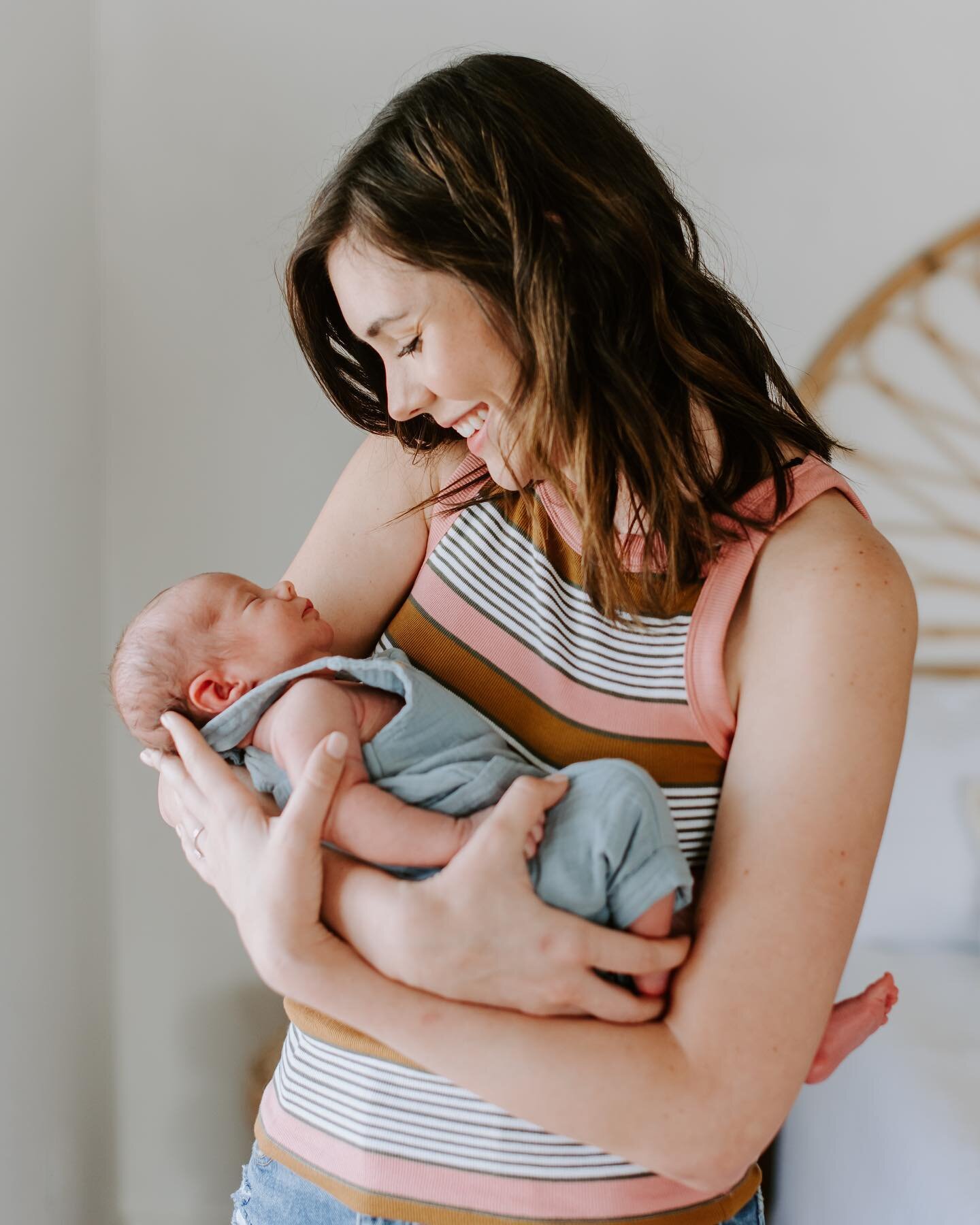 Sweet baby Jack is just too much. Swipe through for the newborn squish goodness. 😍 Love him and his parents 🧡#lauravanderzeephotography