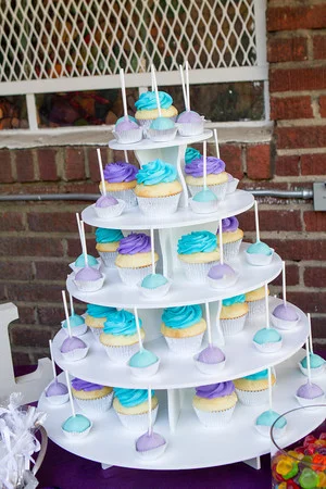 No wedding cake but lots and lots of cupcakes and cake pops made by Debs Cakes- delicious! 