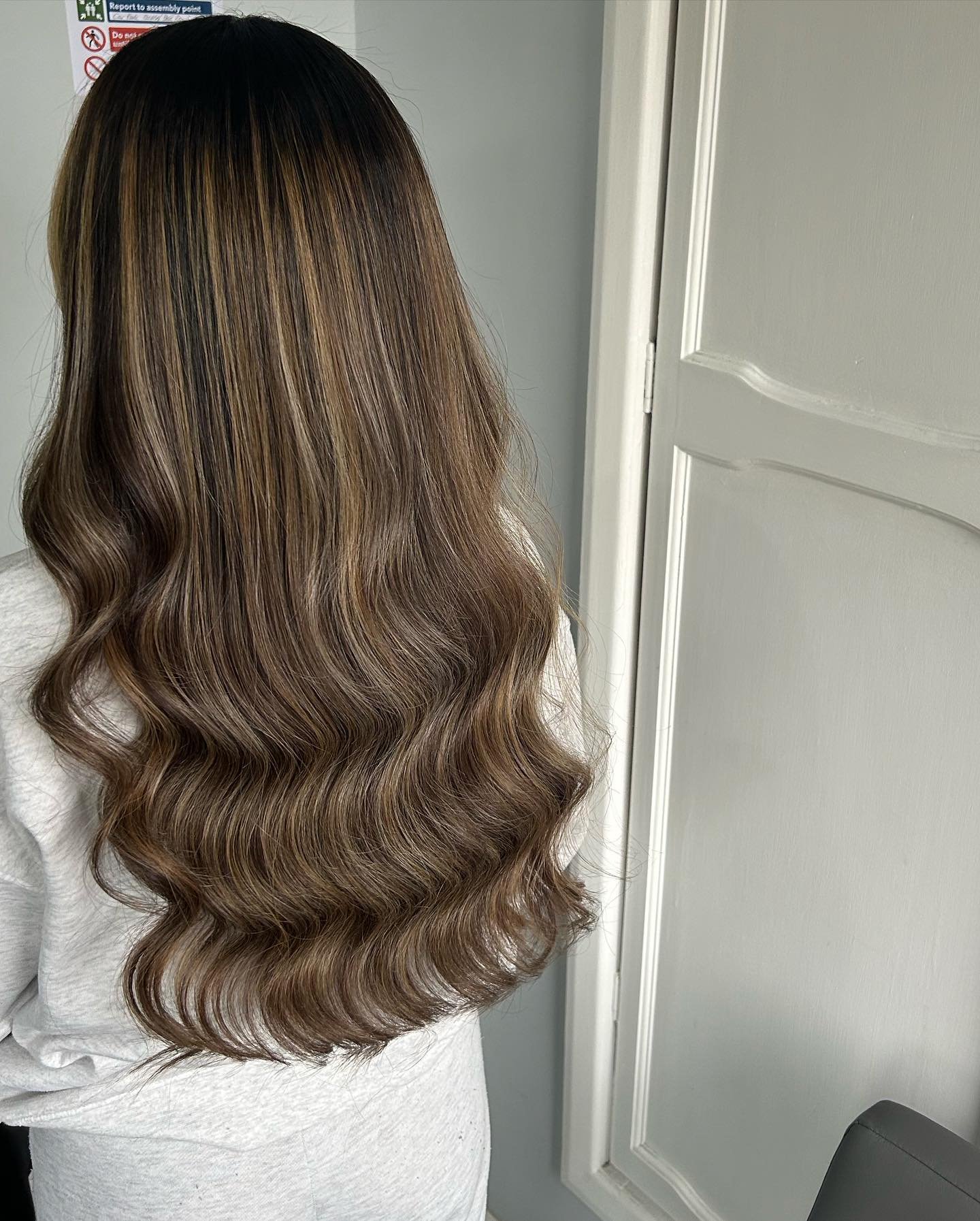 👀 Look at this colour change 👀

 A 6 month grown out balayage ,to this stunning
rich caramel chocolate brown🤎

&bull;Colour and cut by Shannon
&bull;Swipe left for before pictures