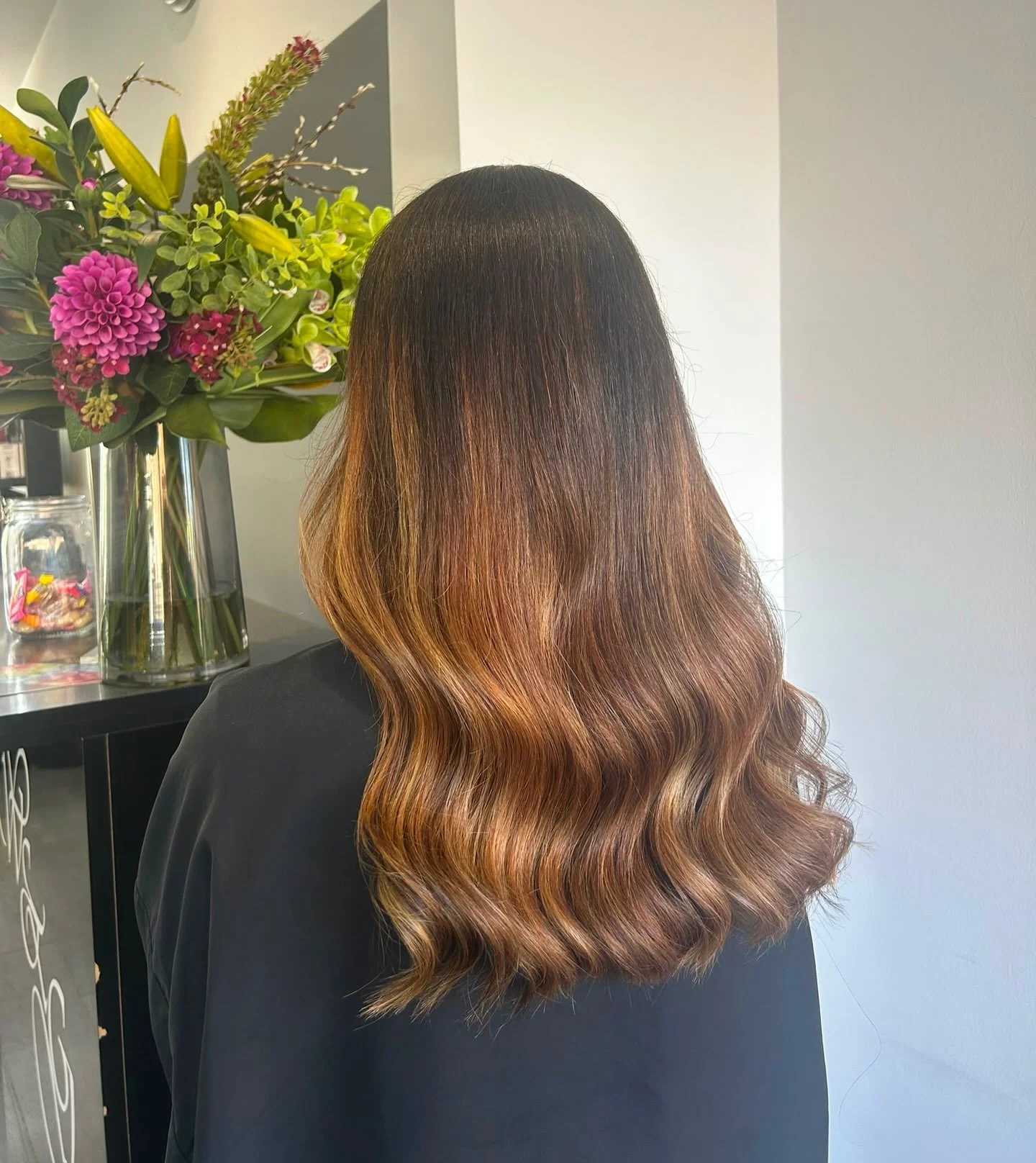 ✨ A deep chocolate root melt contouring into rich caramel toffee lengths, enhanced with soft copper-golden ribbons for warmth, shine and dimensional depth ✨