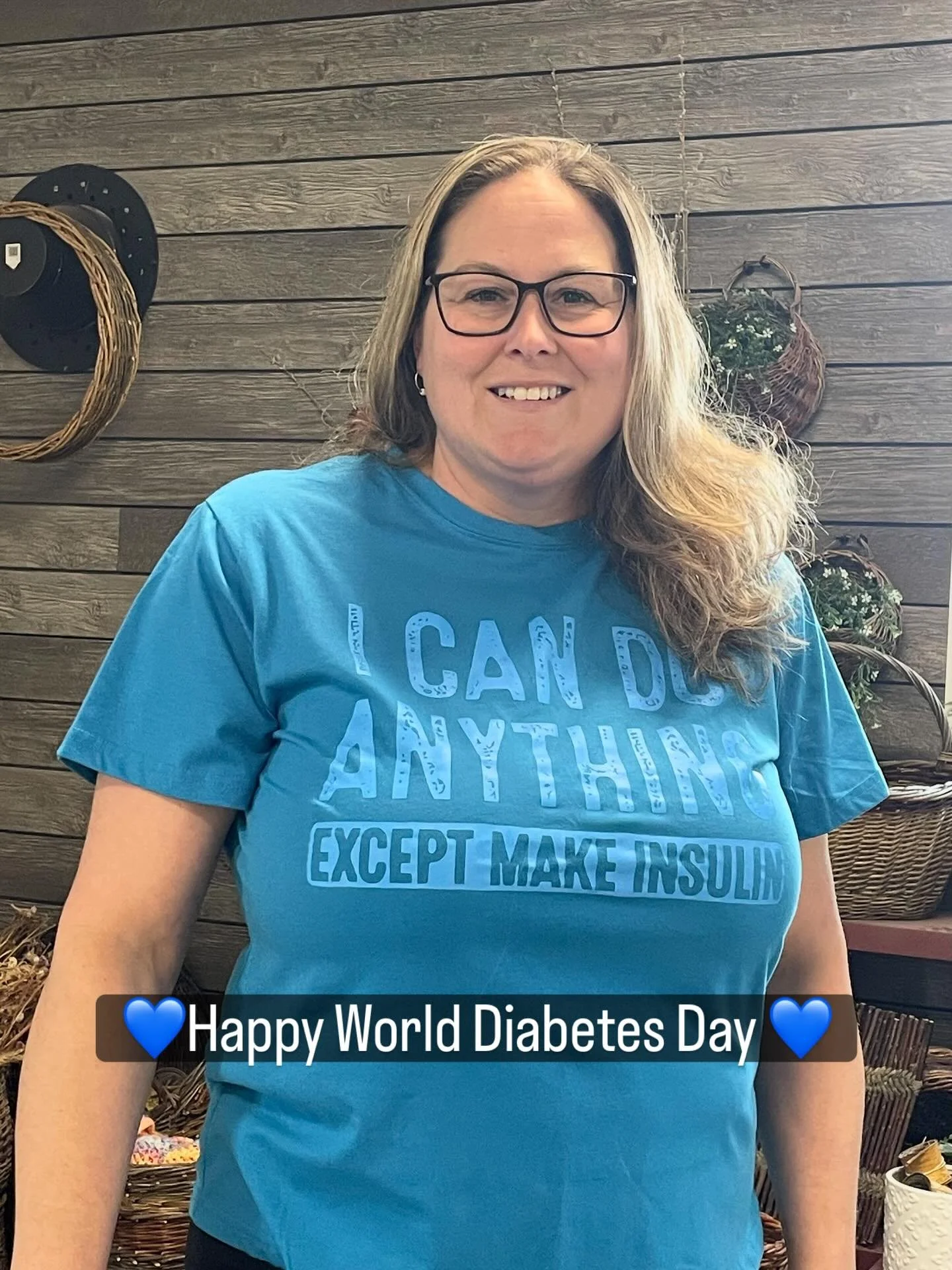 World Diabetes Day 💙
I don&rsquo;t make insulin, but I do make baskets, willow grow, and a pretty joyful life.
Type 1 is my extra full-time job&mdash;right alongside being a mom, a business owner, and a weaving instructor.
To everyone out there carr