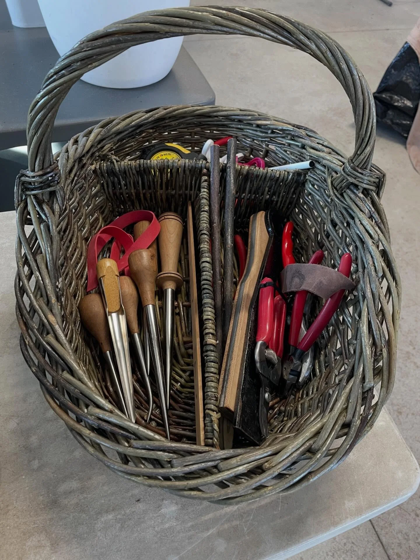 Years later and I&rsquo;ve finally made my own tool basket! I love this oval trug so why not make it my tool basket! Thanks for the expert guidance Jes @willowvalefarm! #willowtoolbasket #makeyourowntoolbasket #thenranchranchatl