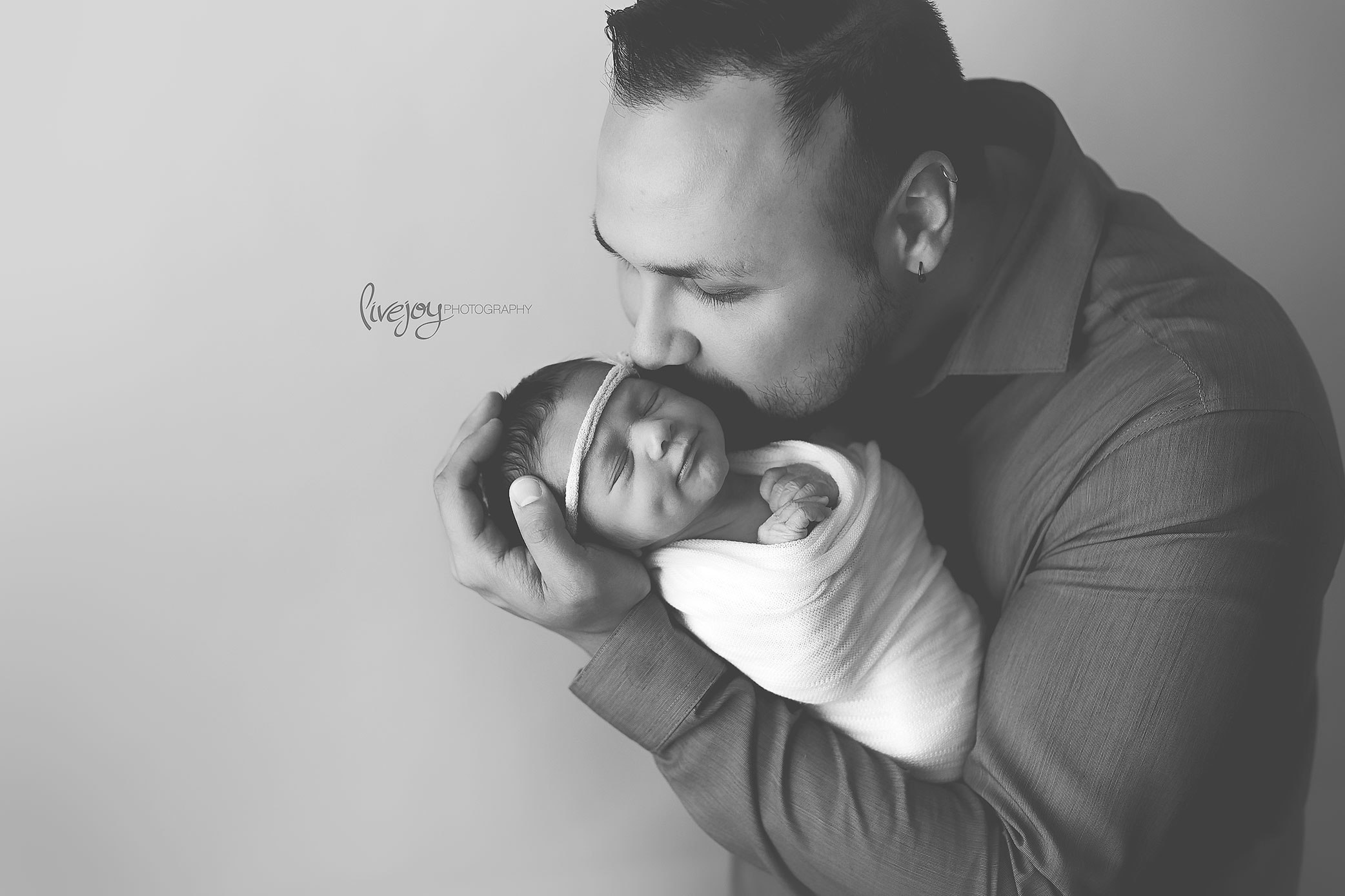 Newborn Photography with dad | Oregon | LiveJoy Photography 