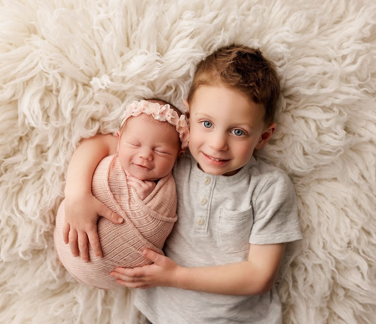 When you win the sibling picture lottery 😂😍👏🏻💪🏻

Do you have a newborn session coming up with a sibling? Be sure to read through my blog post on the best way to prepare siblings! (Link in profile!)

#newbornphotography #newbornphotos #salemoreg