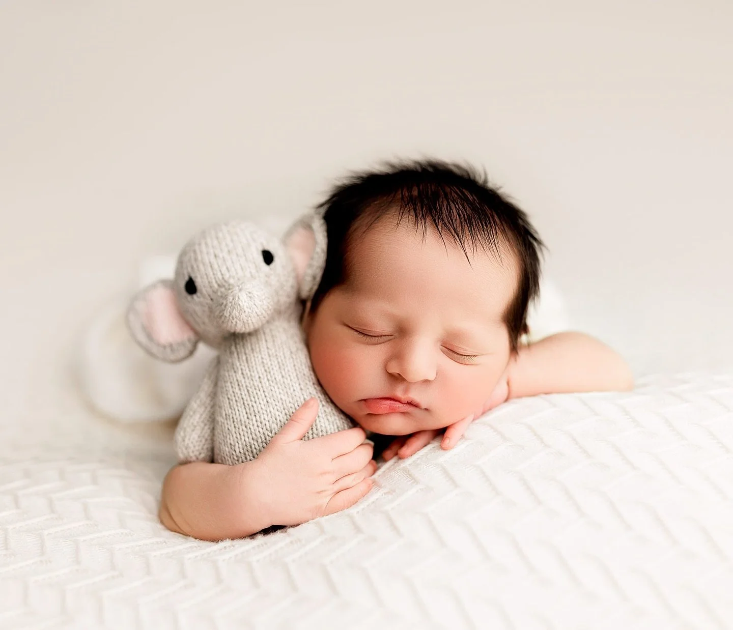 Oh my Goodness.😍 @cuddleandkind babies are always a perfect addition to your sweet baby&rsquo;s images, and I have a few to choose from! 

And this is your reminder for the week to make sure you book right around when you hit your 20 week mark.  I d