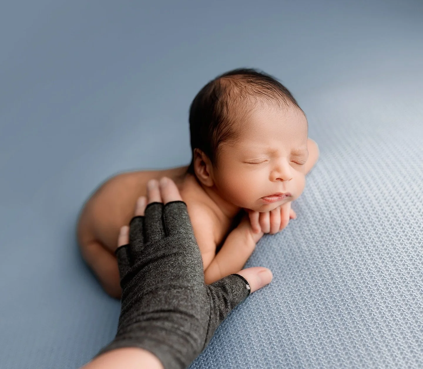 Looking at this picture I was reminded how It&rsquo;s easy to forget just how TINY these little ones are, and why hiring an experienced newborn photographer truly matters. 

Behind every peaceful newborn photo you see on my social media is so much mo