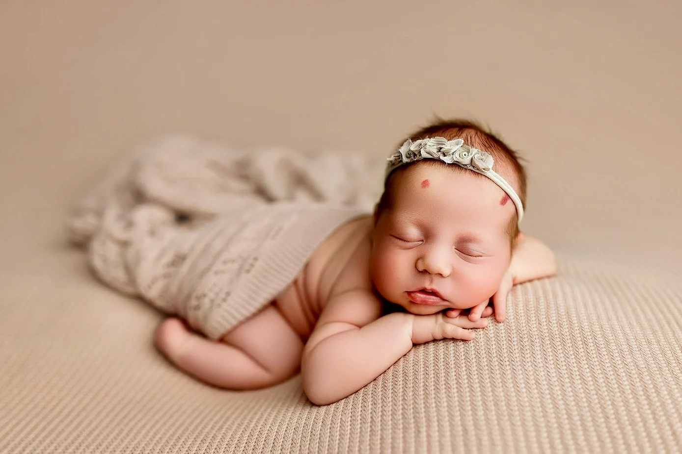 Did you know that timing of your newborn session is flexible? As we all know&hellip; Babies arrive on their own time, and this little one actually had her mama on hospital bed rest for the last few weeks of her pregnancy! I even got to meet her paren