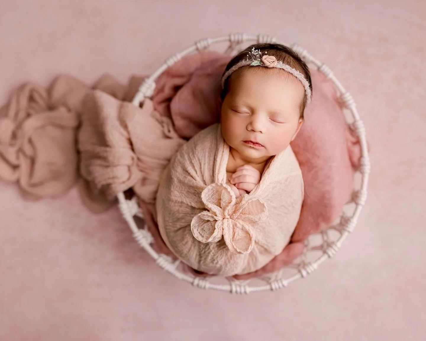 I know it can feel easier to wait until after your baby is born to book a photographer. There are so many unknowns&hellip; when baby will arrive, how delivery will go, and whether you&rsquo;ll even feel up for photos. (spoiler alert, you won&rsquo;t,