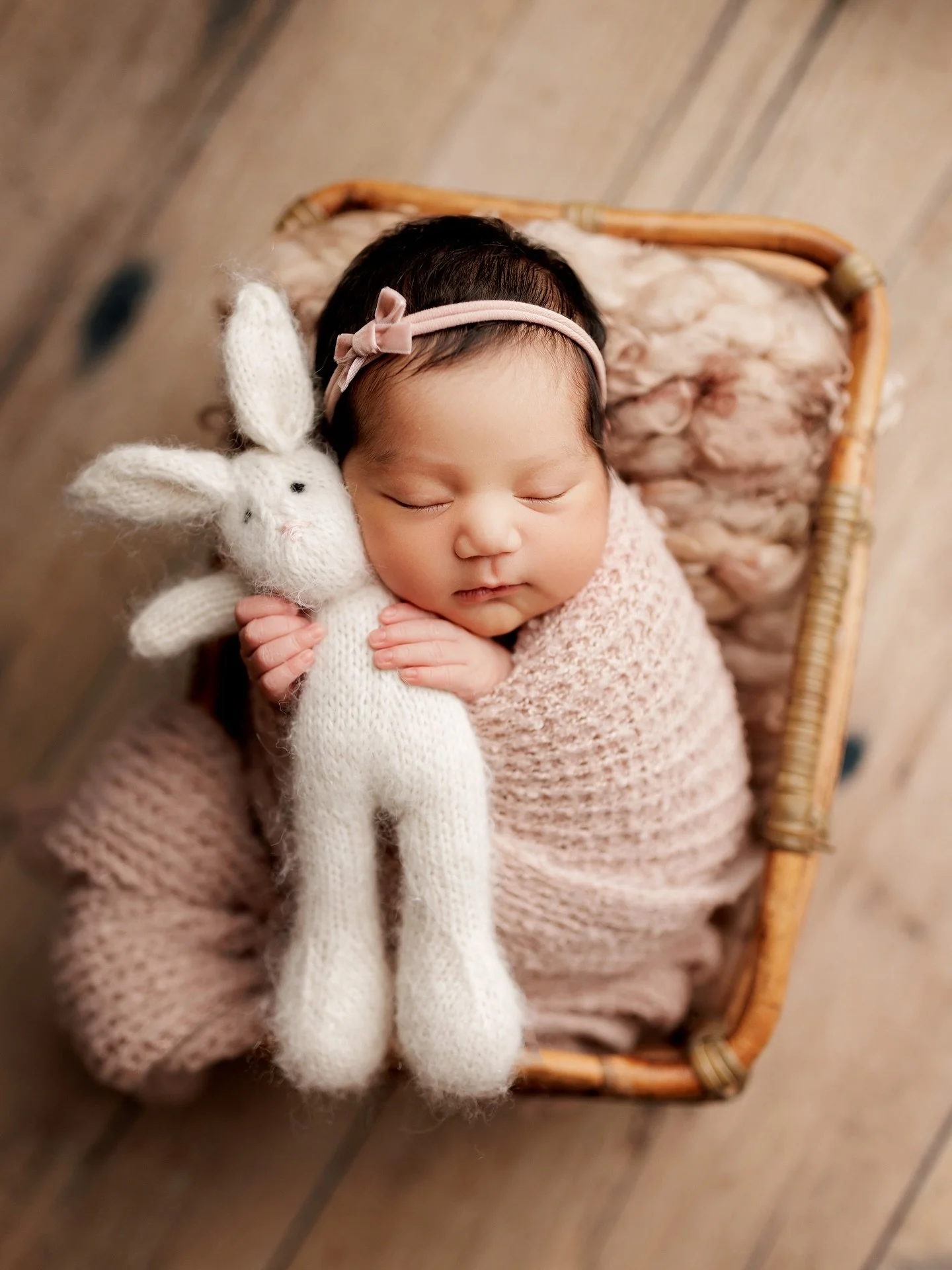 Waaaay Throwback to some of my favorite bunny pictures! &hearts;️🐰I know I have probably have a hundred more somewhere, but I&rsquo;m not gonna have time to go through 2 thousand sessions&hellip;😂 today, or ever. Lollll

Happy Easter! I don&rsquo;t