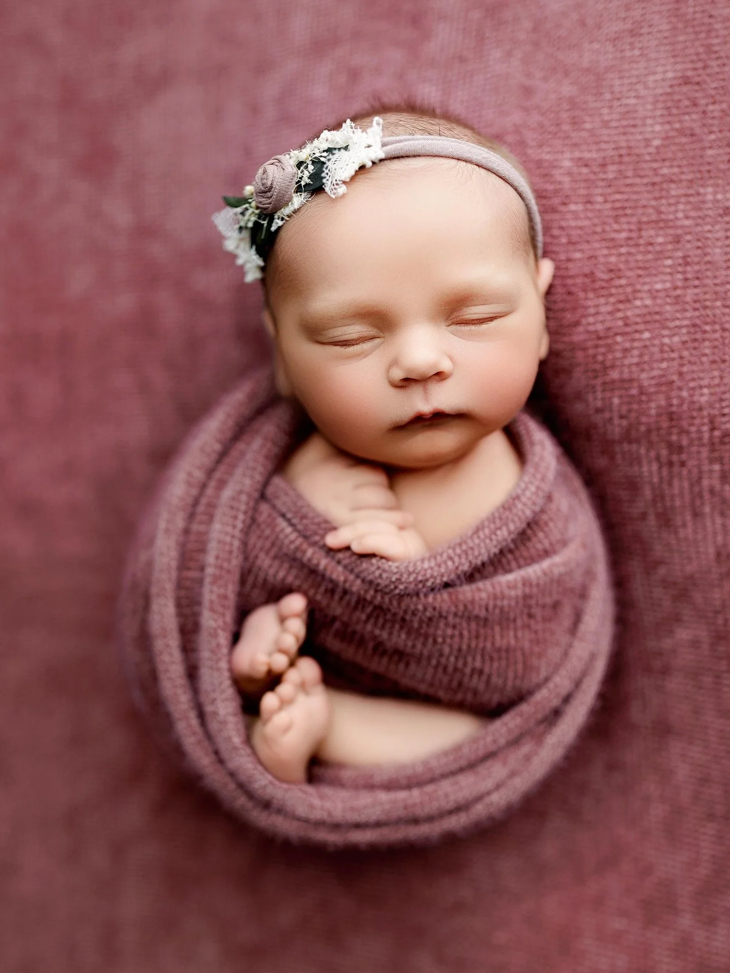 😍 All the heart eyes for this darling girl I just got to meet! How gorgeous is this backdrop color? Thank you @one_sheep_two_sheep 🙌

Have a brand new baby boy in the studio tomorrow! 

If you&rsquo;re due this summer, don&rsquo;t wait to reach out