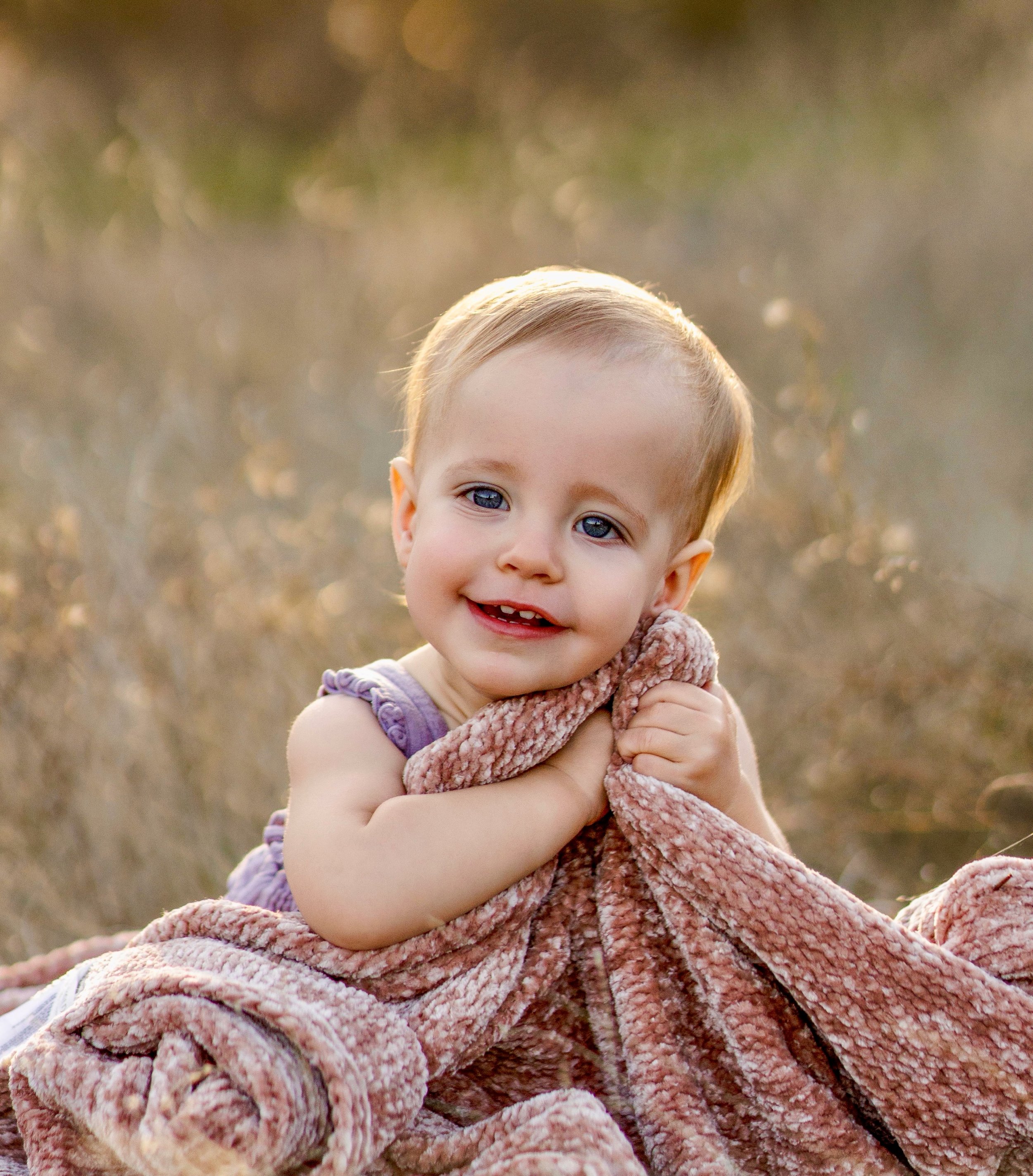 Let this sweet baby be a reminder to book your ONE year baby milestone sessions! 🥹🥹😍😍 They are magical. 

So you might&rsquo;ve noticed that I am impossibly behind on posting on social media this month&hellip; and it&rsquo;s because I am up to my