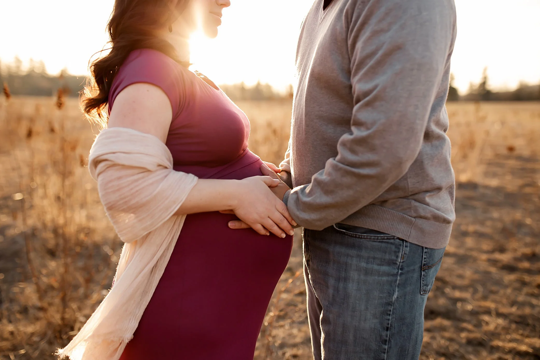 7 Creative Maternity Photo Prompts for Natural, Emotional Images