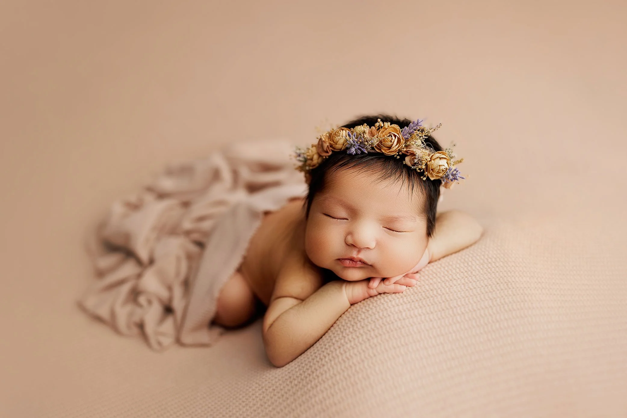 Example of the classic chin on hands newborn pose during a professional newborn photography session in Salem, Oregon.