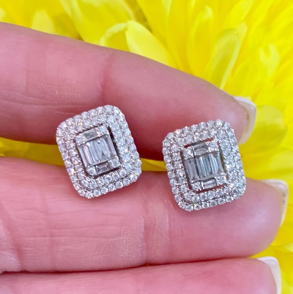 Doesn&rsquo;t your mom deserve these beauties this Mother&rsquo;s Day??
.
.
.
.
.
.
.
#earrings #earringsoftheday #earcandy #diamonds #mothersday #giftformom #baguette #sparkle #whitegold #statementearrings #statementjewelry #jewelrydesigner #designe