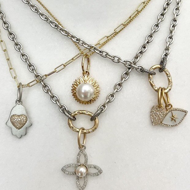 New designs alert!!!

New charms and chains&hellip;and of course our exclusive satin finish!
.
.
.
.
.
#charms #meaningfuljewelry #hamsa #heart #sunflower #evileye #gold #pearls #diamonds #mothersday #mothersdaygift #newdesigns #goldchains #mixedmeta