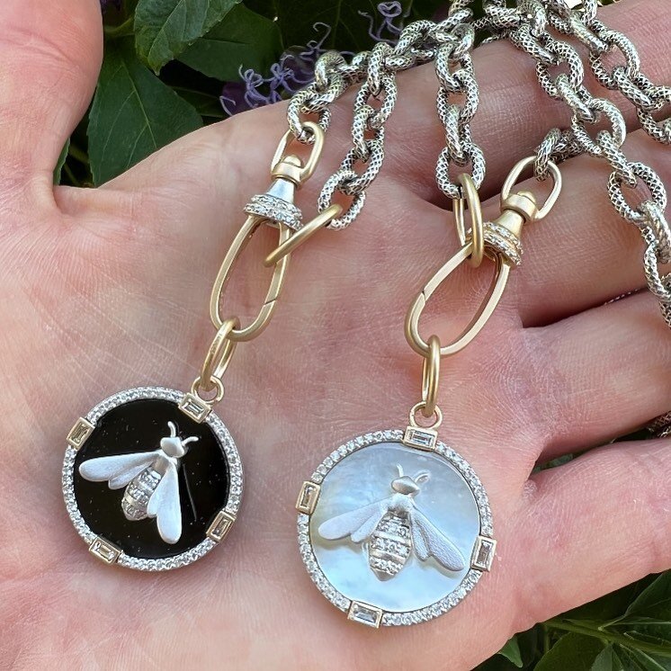 To Bee or not to 🐝&hellip;.

We can&rsquo;t get enough of these fabulous bees on  our new watch fob clasp!!!
.
.
.
.
#blackonyx #motherofpearl #motherofpearljewelry #mixedmetaljewelry #mixedmetal #diamonds #baguettediamonds #bees #gold #goldjewelry 