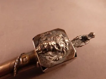 Lion Decoration On Yad