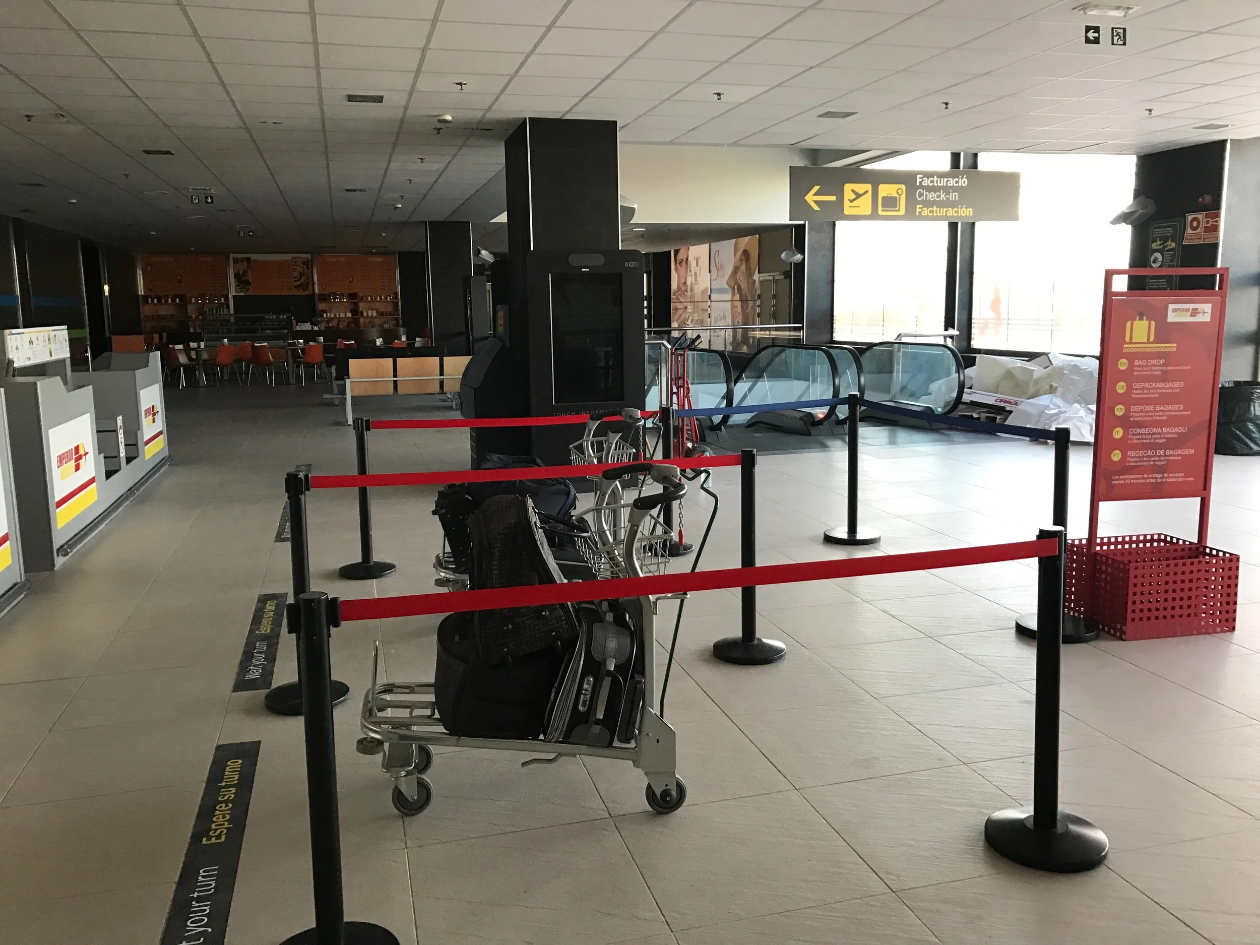 Budget Airline Check-in - Alicante Airport Set