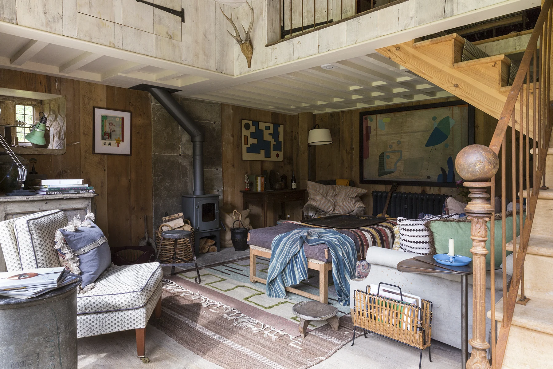 An amazing open space with four clearly differentiated levels - when you look through the large glass doors, you can see every space in the house.