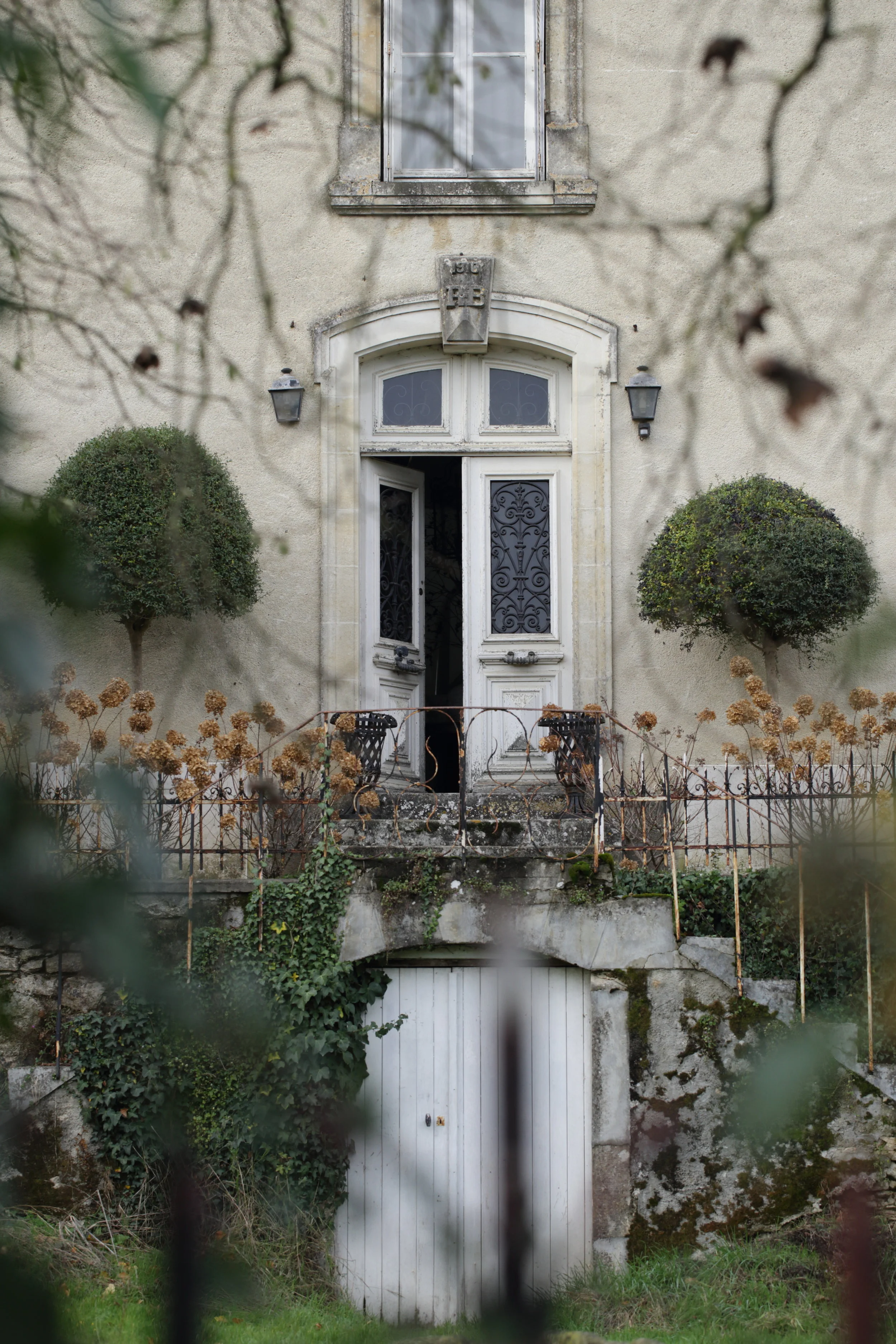 The house, which dates from 1910, is classified as a maison bourgeoise. It was its size and imposing exterior that attracted Steiner to the house.