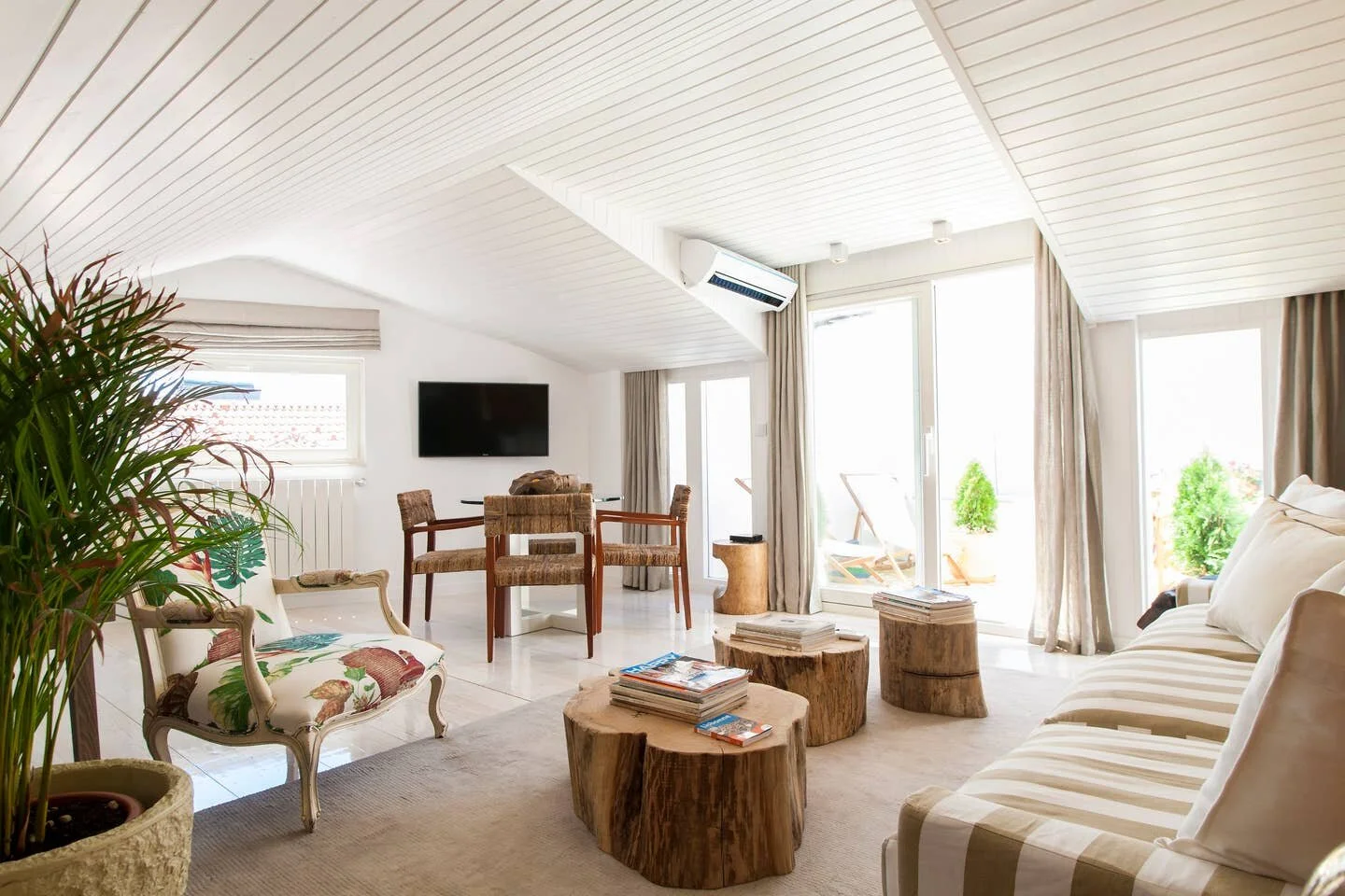 Log table insp and stripes suit this Lisbon loft