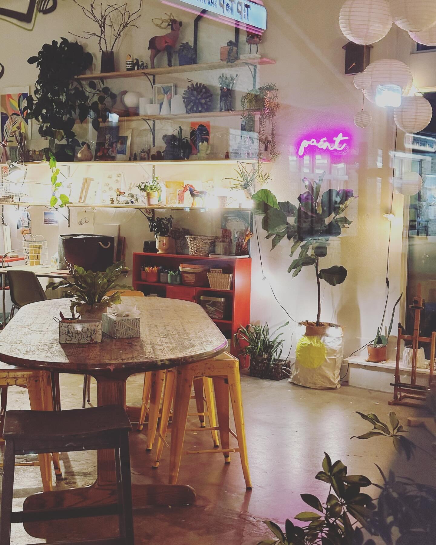 I usually don&rsquo;t see studio from the outside in the evening but yesterday I have parked on the other side and walking by it, it makes me smile how light, spacious and full of plants it is. 

I love our inspiring and cozy space ✨👏💕

#artstudio 