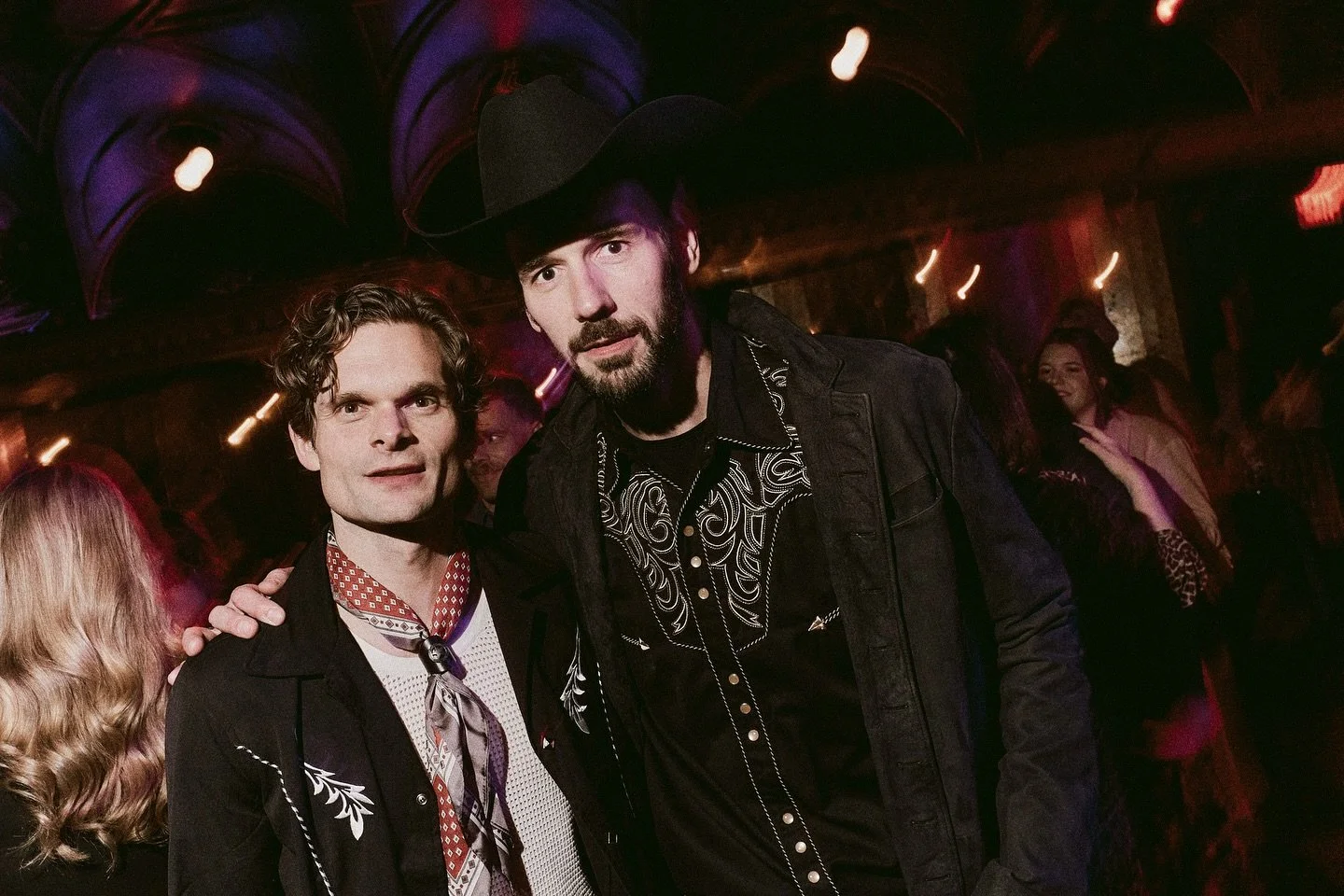 Paid tribute to a dead man, got shot by the bandit @emiliomadrid, tangled with a pack of mothershuckers, and ran off with my best gal. Not a bad night. Happy Opening @durandrew and all! 
Pictures 1-3 by @emiliomadrid of course.