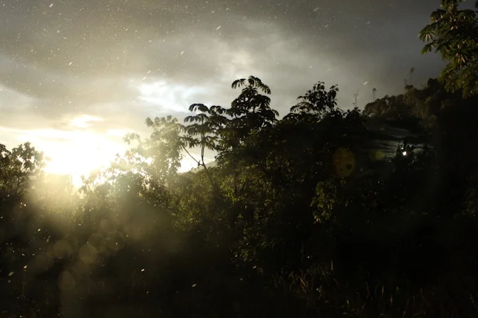 LXVE this pic I took it while i was in PERU ...this pic is strait out the camera ... can you see the moon ?.jpg