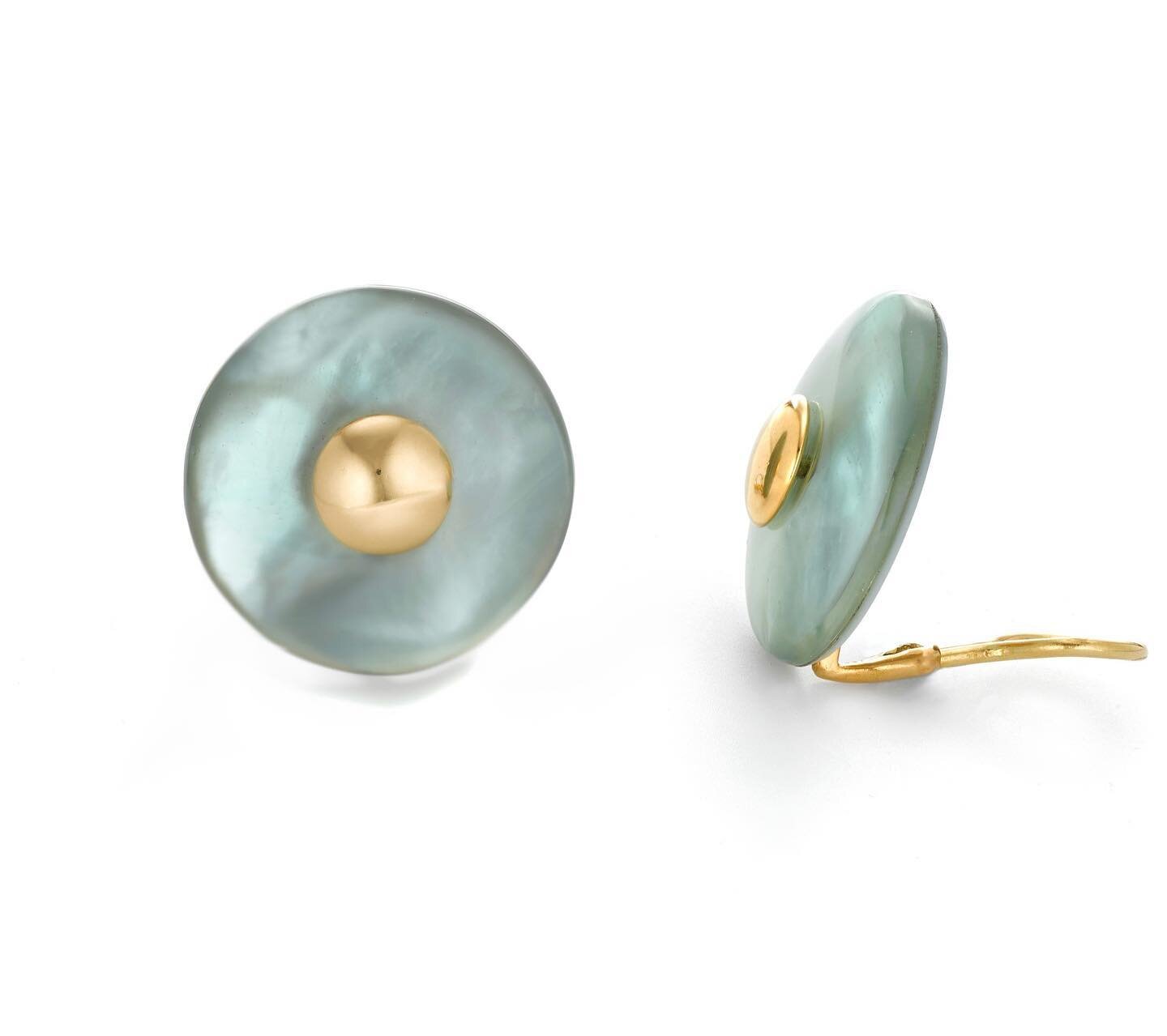 NOVA ear clips. 18k gold, mother of Pearl, Green-Blue Amethyst. 
.
.
.
.

#arttransforms #bespokejewelry #hautecouturejewelry #oneofakind #privatejeweler #metiersdart ⁠#wearableart #elevatedmatter #studiojewellery #cdnyatelier ⁠#studiojewelry