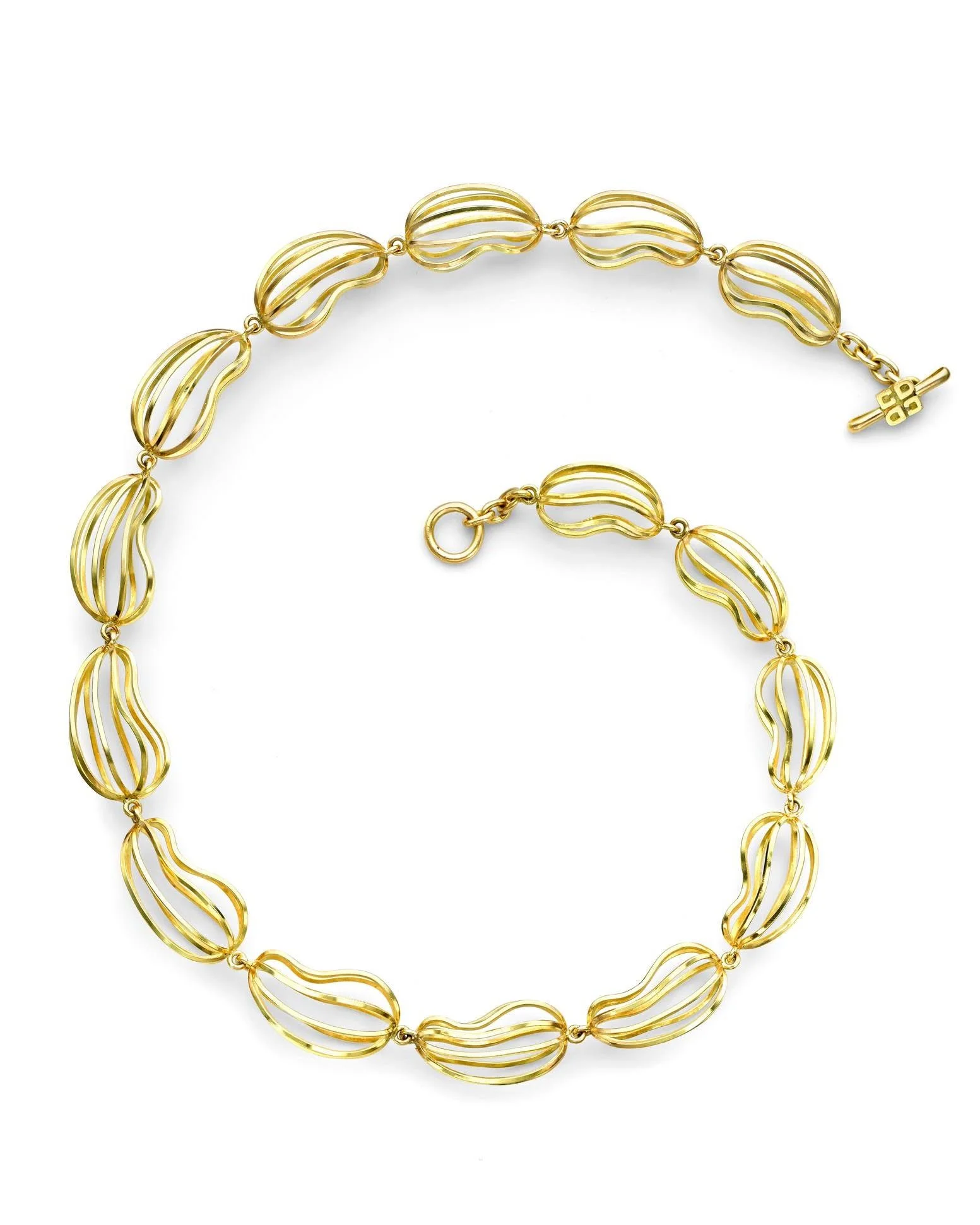VAULTED BIOMORPHIC Collier in 18k gold. Built as a sequence of vaulted forms, each link defining organic space through rhythm and line. Designed to shape light and move with the body.
.
.
.
.
#metiersdart #collectibledesign  #studiojeweler #coutureje