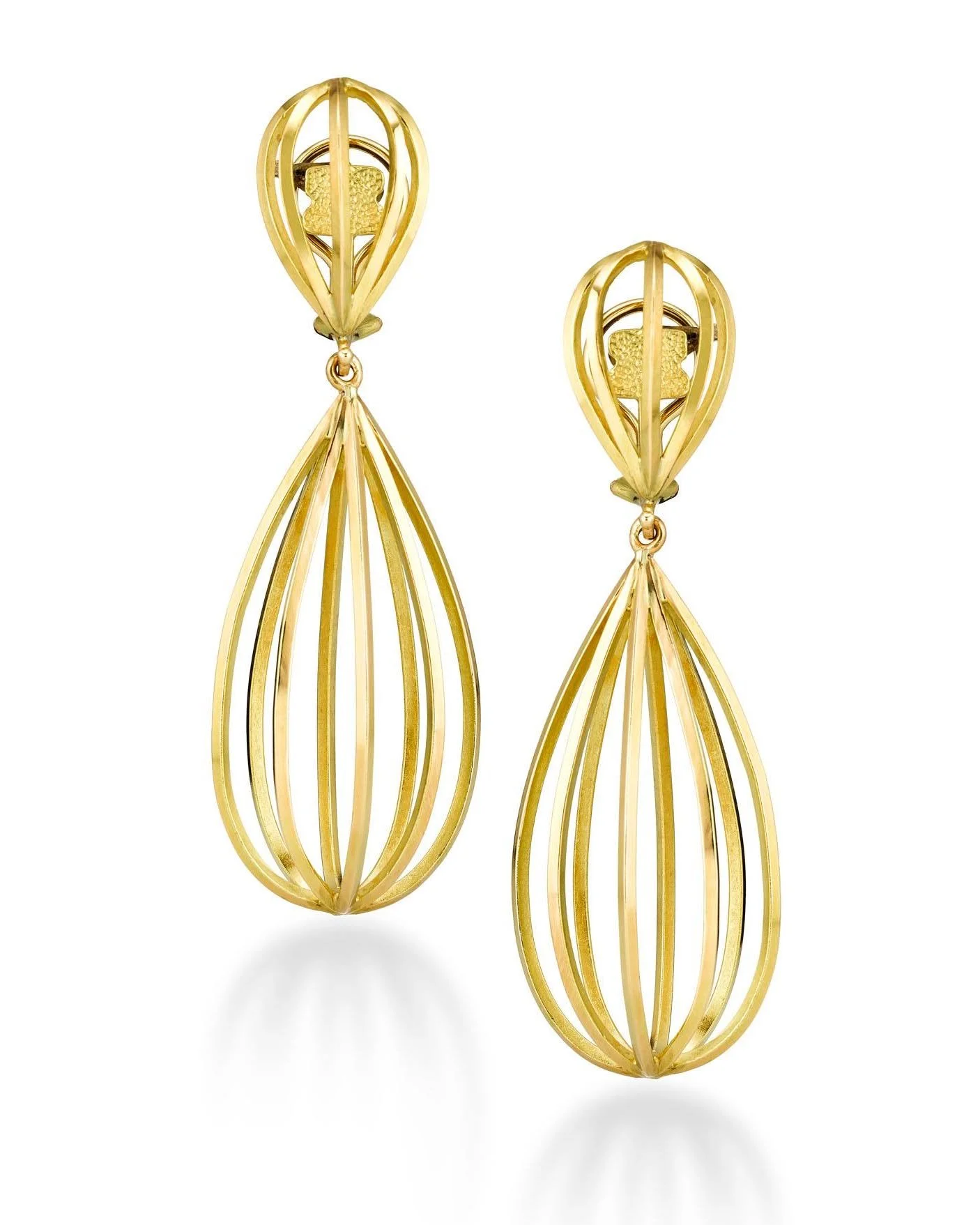 VAULTED ear pendants in 18k gold. Angled gold wire traces an open form. Shifting bands of light shimmer as the earrings move.

.
.
.
.
.
#ChrisDaviesNewYork, #Vaulted, #ArchitecturalJewelry, #SculpturalJewelry, #JewelryAsForm, #ArtAndAdornment