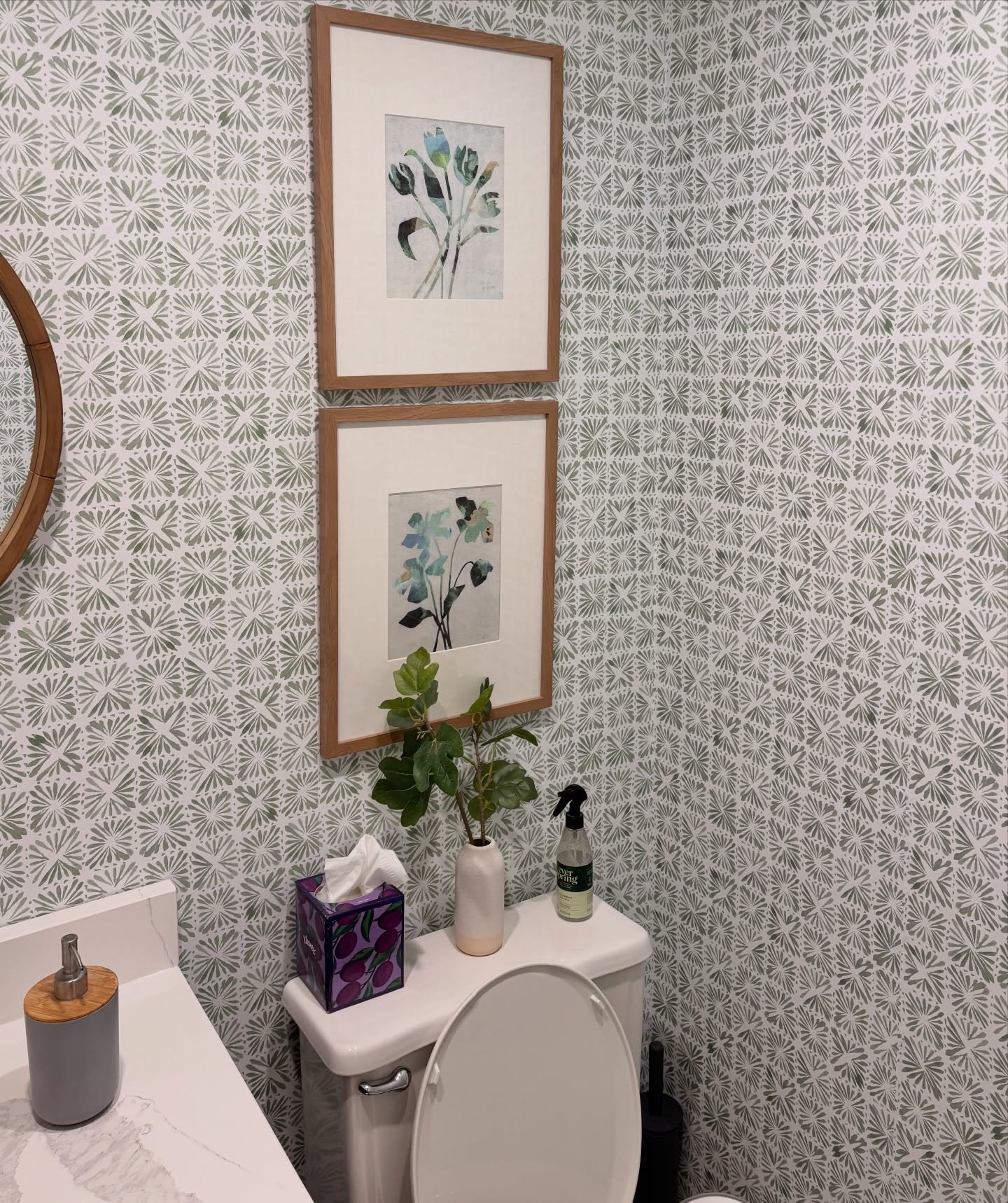 Framed prints adding je ne sais quoi to the most glamorous seat in the house 🤩 Love how she stacked these in oversize frames! Lots of 8x10&rdquo; prints available on my website. 🤗
https://www.alysonjohnson.com/prints