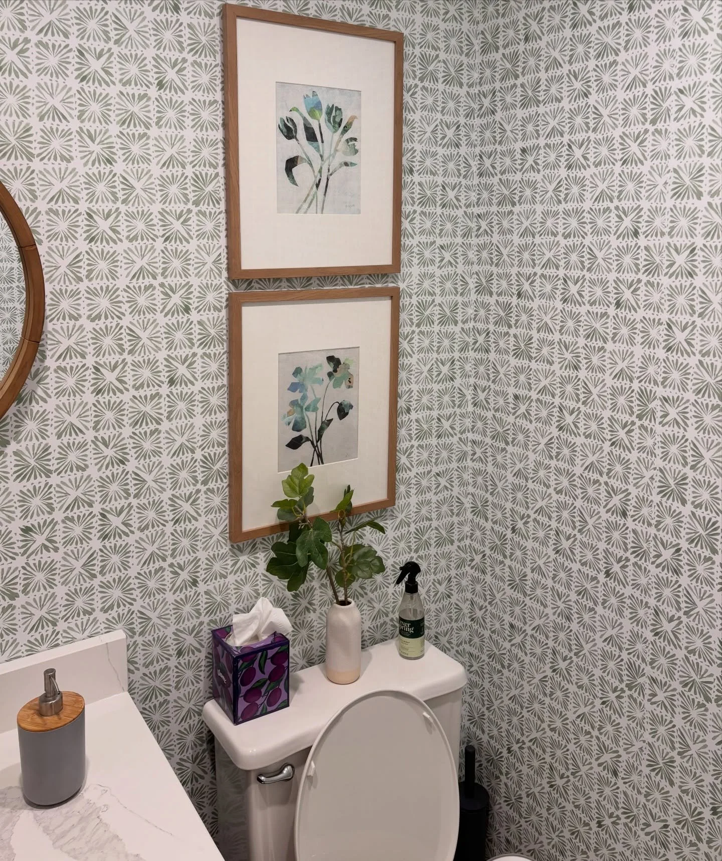 Framed prints adding je ne sais quoi to the most glamorous seat in the house 🤩 Love how she stacked these in oversize frames! Lots of 8x10&rdquo; prints available on my website. 🤗
https://www.alysonjohnson.com/prints