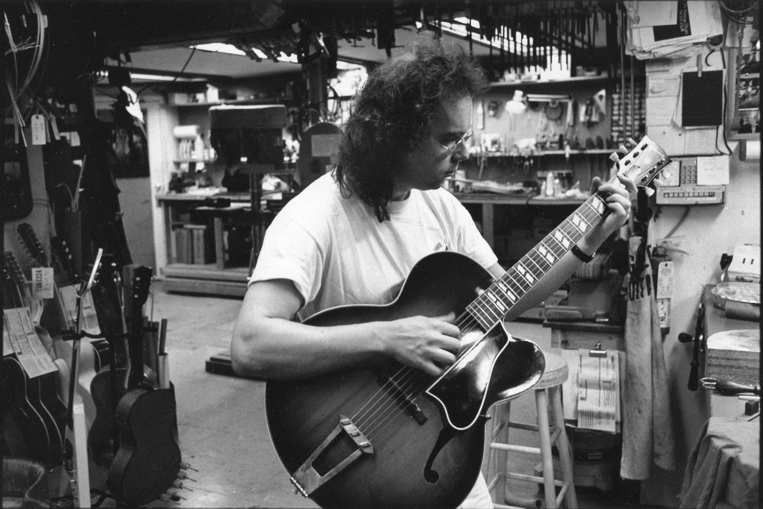 Flip at Mandolin Brothers Atelier Staten Island 1991 photo Credit by Gene Lowinger_4.jpg