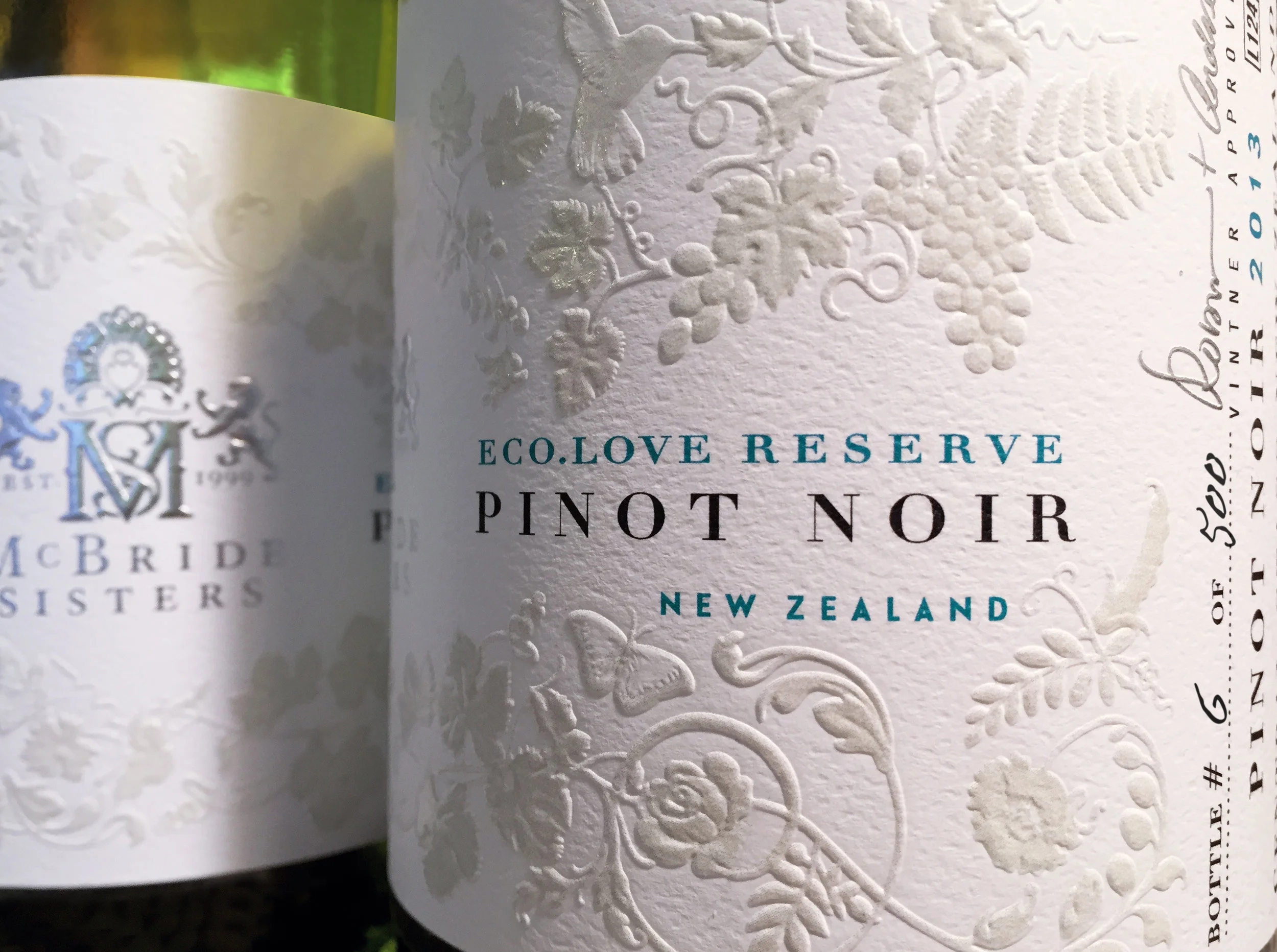 ecolove-reserve-pinotnoir-closeup-bottle-2016.jpg
