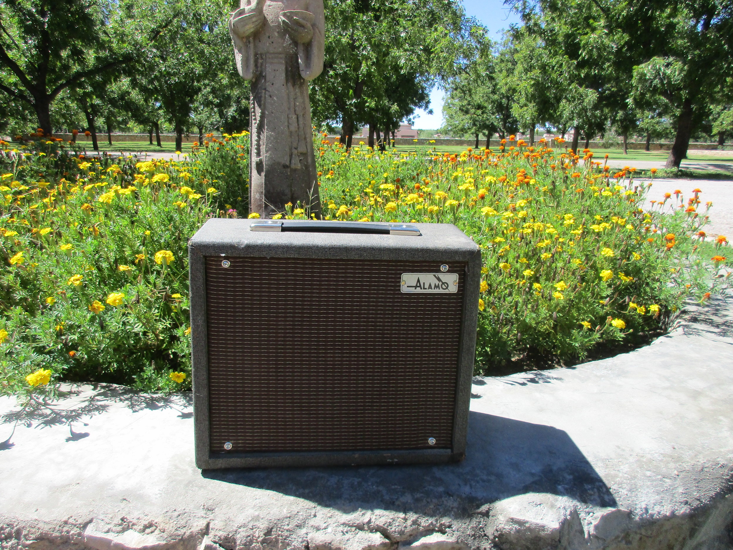Old 60's Alamo amp rebuilt to the CPC-5 circuit. The amp was basically falling apart when it arrive. Now it's a really awesome practice and recording machine.