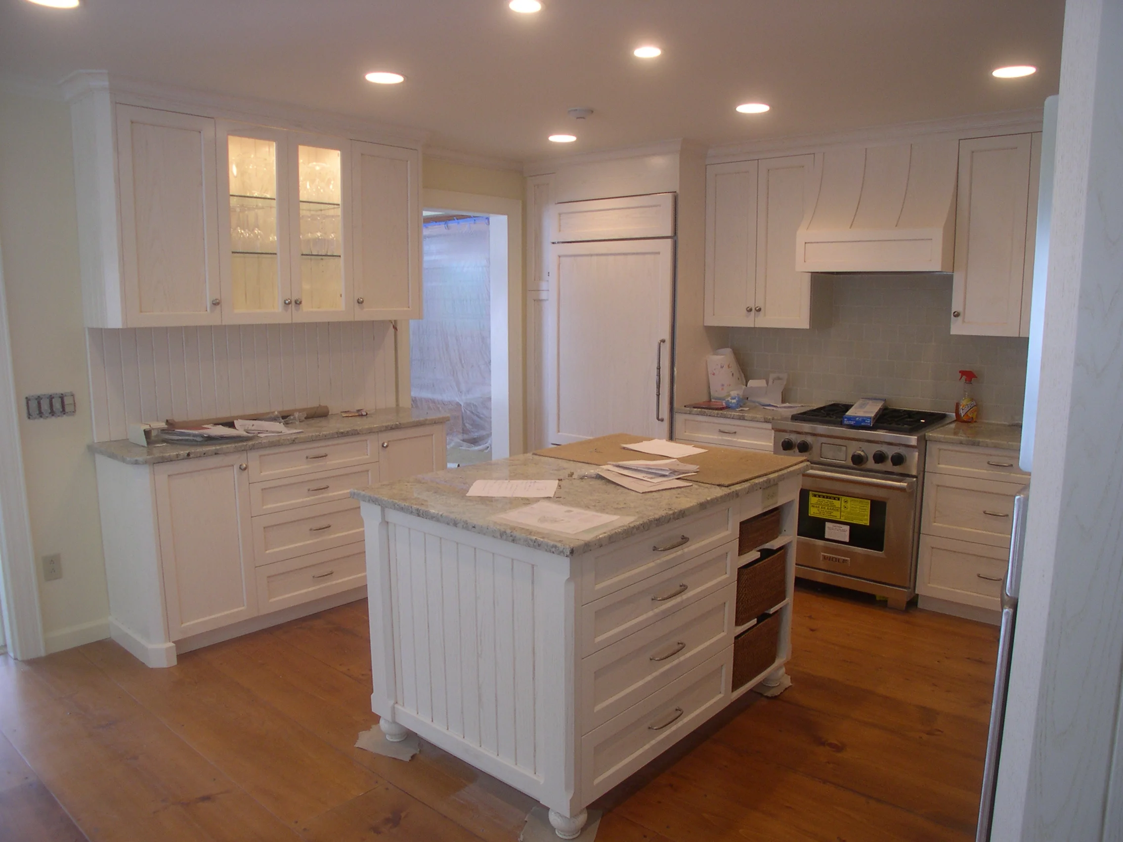 Lake house kitchen - Opposite wall