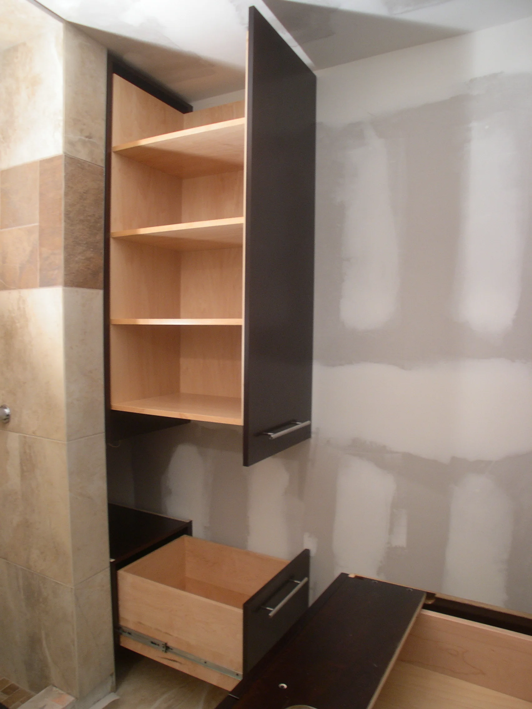 Contemporary guest bath - Pull out storage