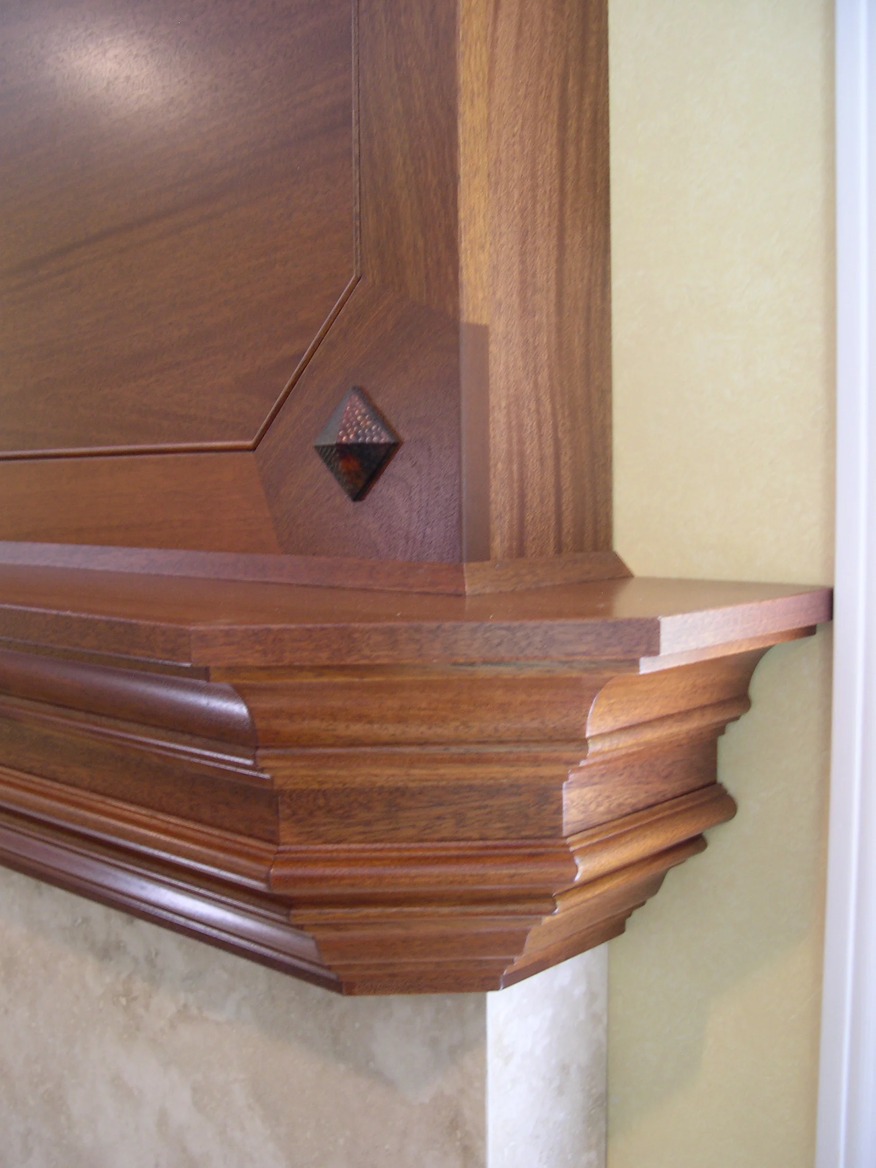 Mahogany mantle - Detail