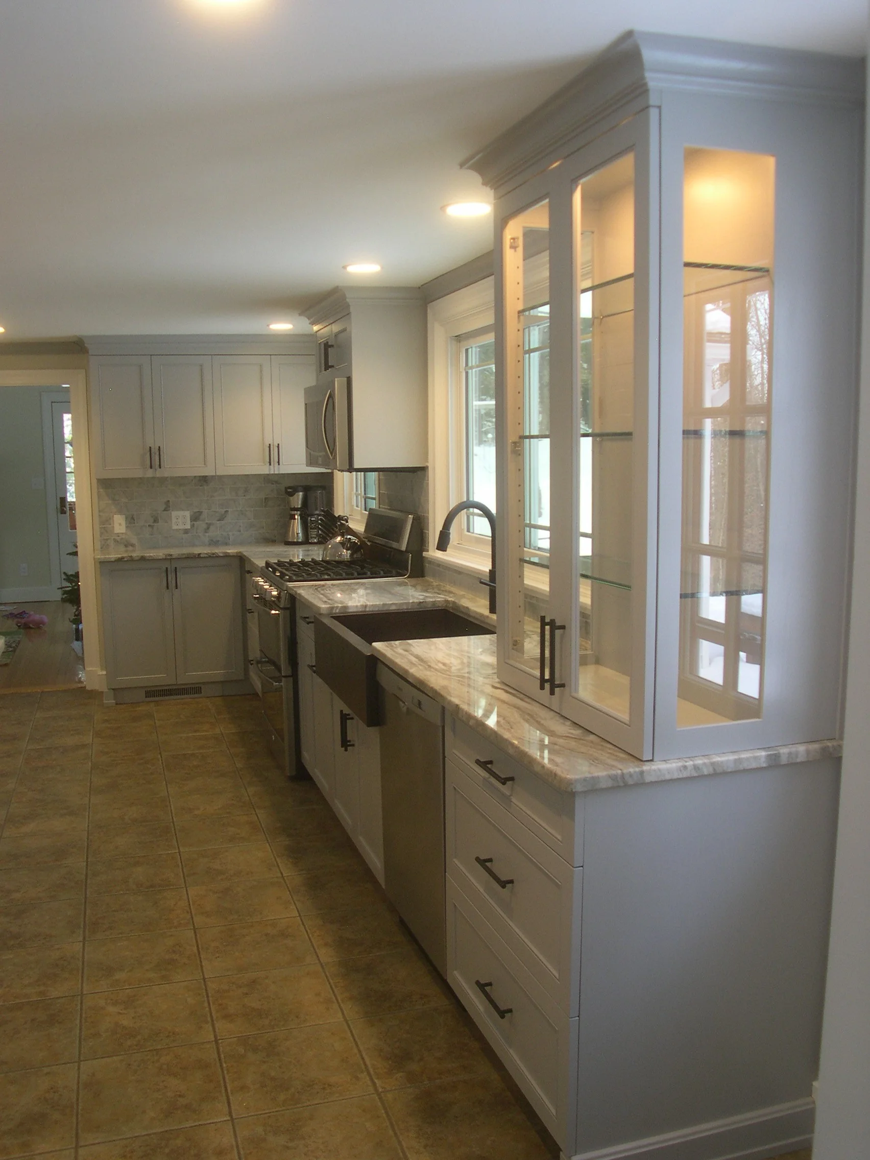 Ash kitchen with grey lacquer finish - Display case