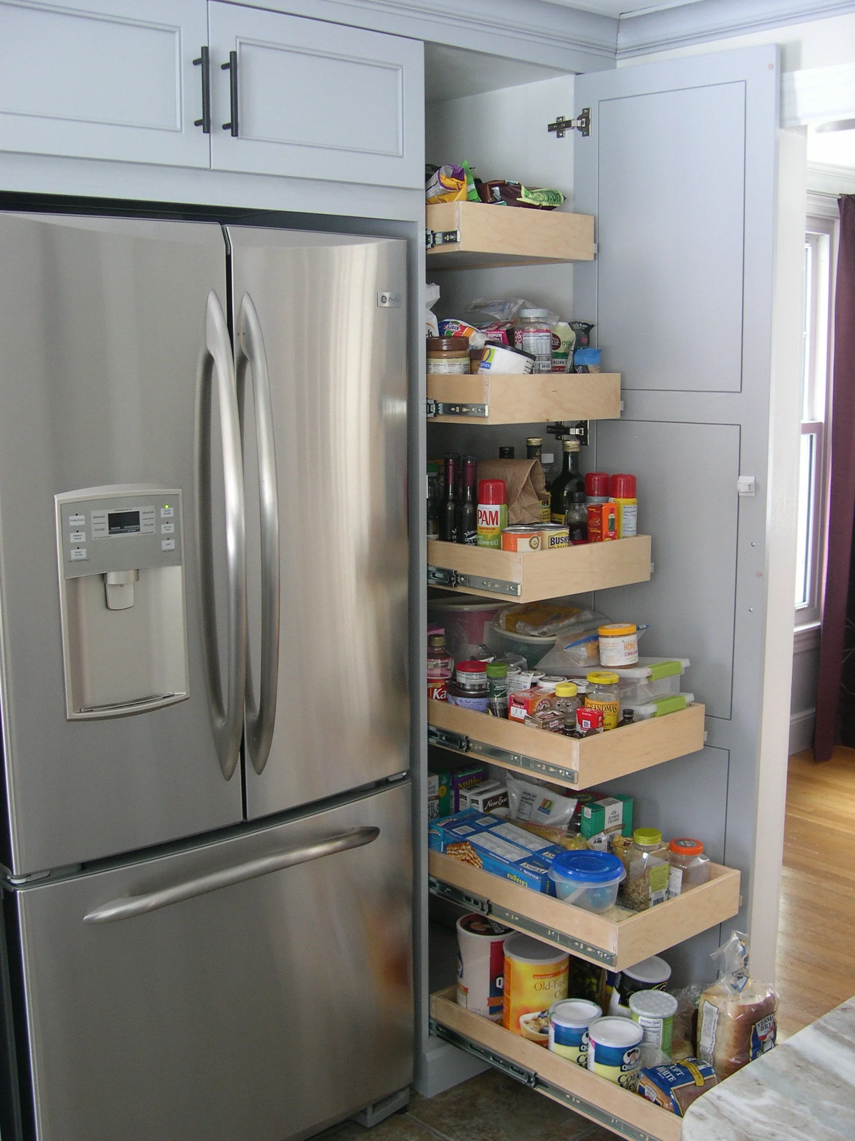 Ash kitchen with grey lacquer finish - Open pantry