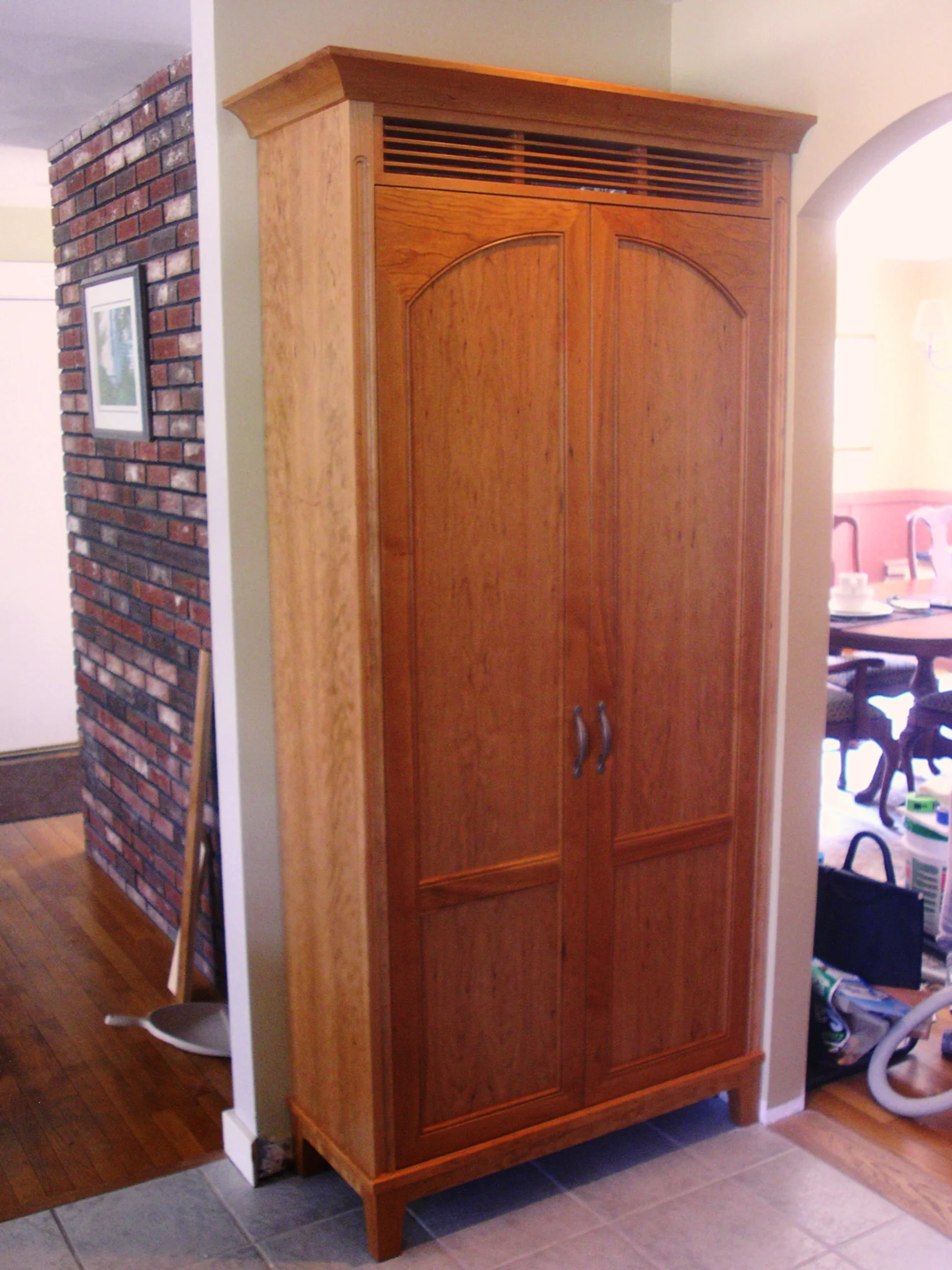 Cherry kitchen with tall peninsula - Pantry with vent
