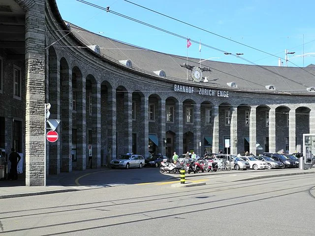 Taxistand am Bahnhof Enge, by Roland zh (Creative Commons Attribution-Share Alike 3.0 via Wikimedia Commons)