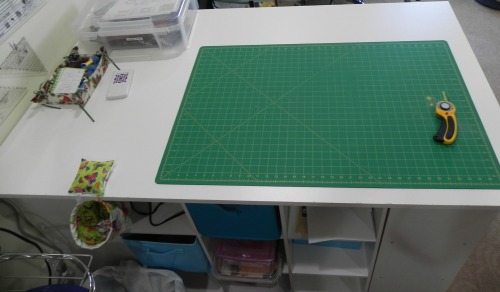 Look at all that lovely surface space! That's a 36x24" cutting mat.