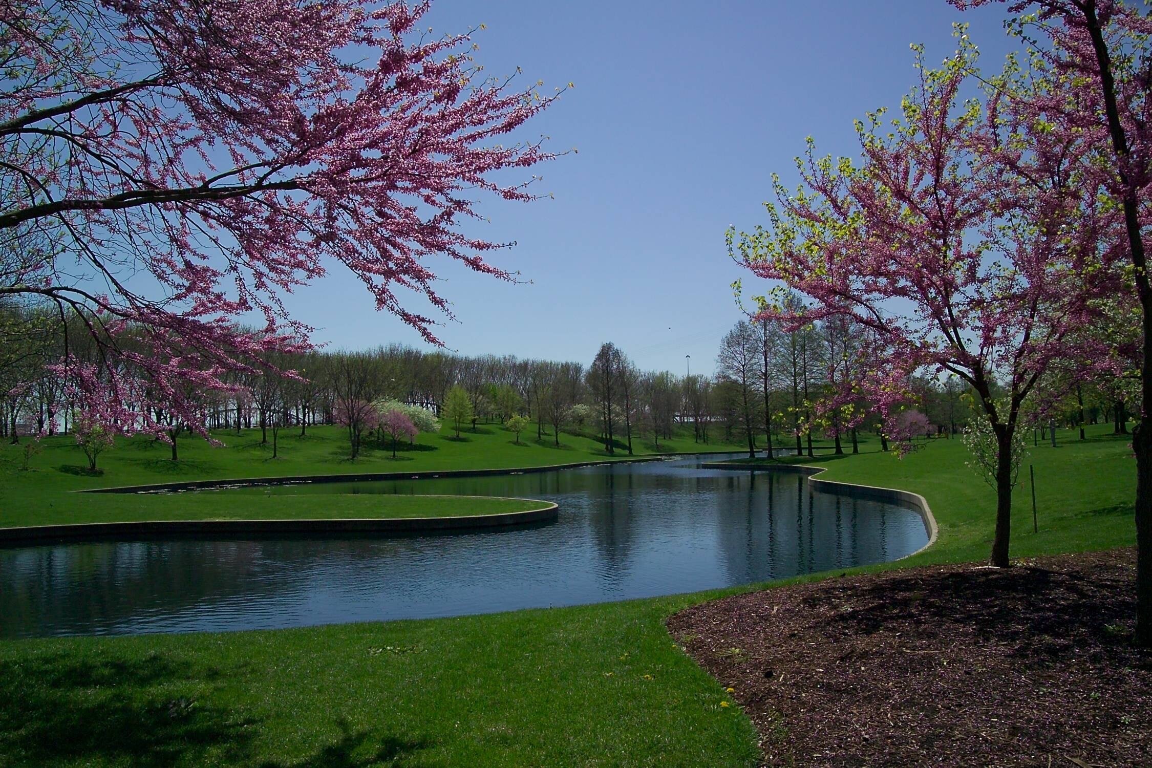 Visitors are invited to stroll the grounds of Gateway Arch National Park.