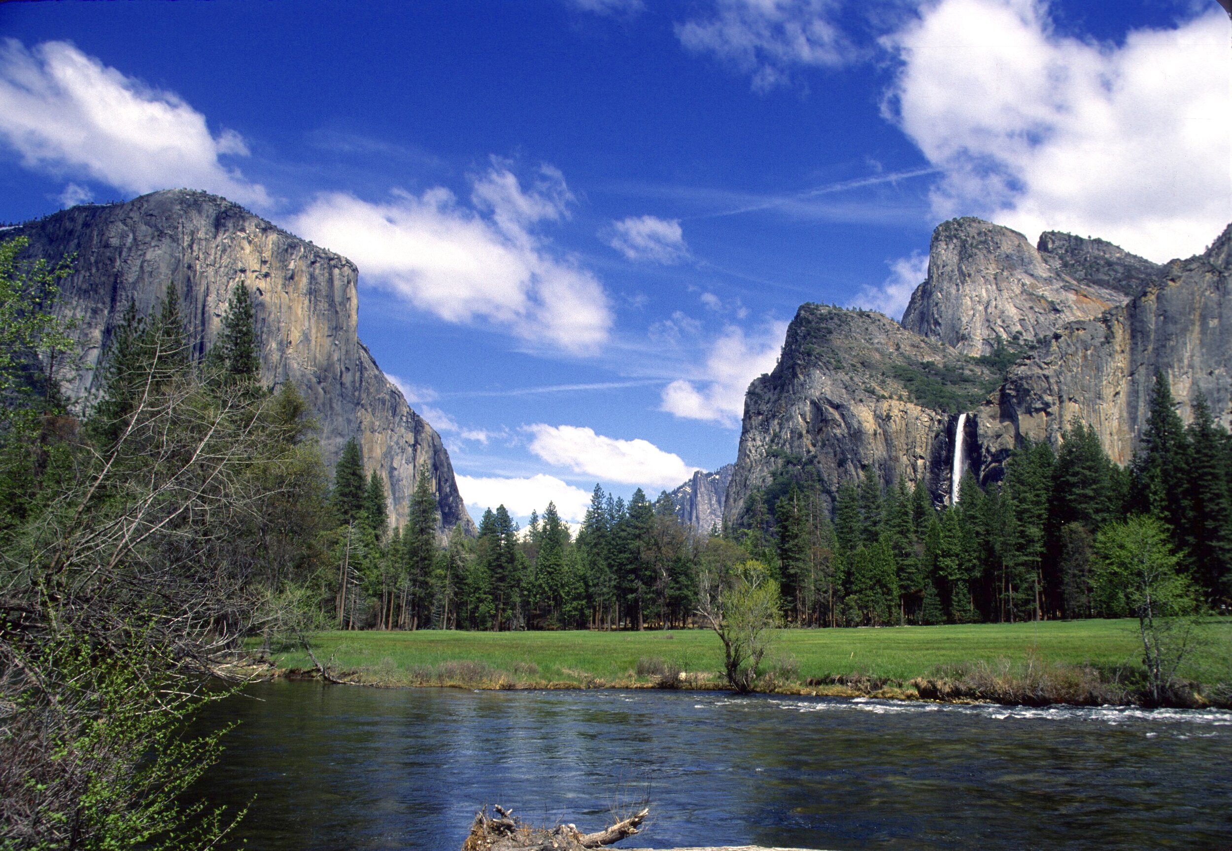 The strikingly beautiful Yosemite Valley is one of the most iconic views in all the National Parks.