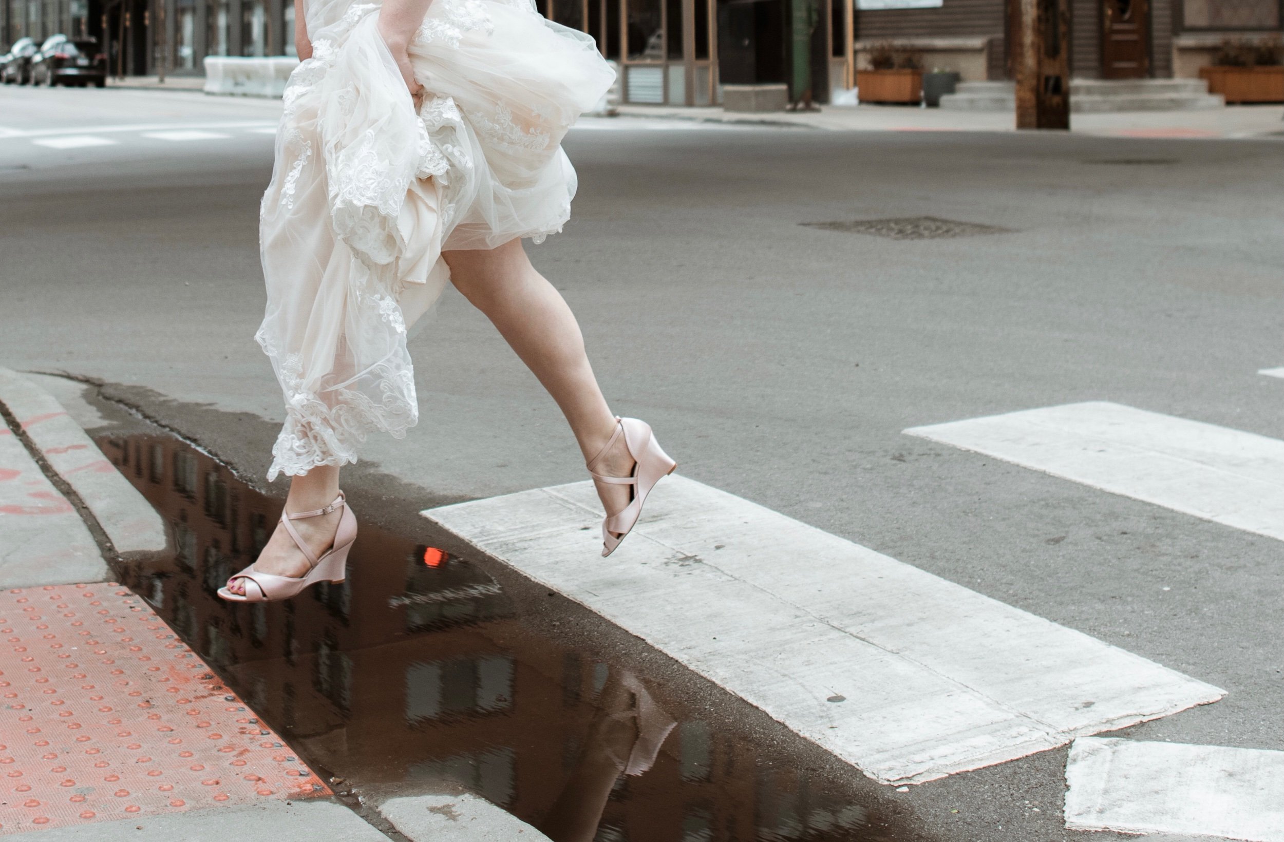 Bride-jumpin-puddle-chicago.jpeg