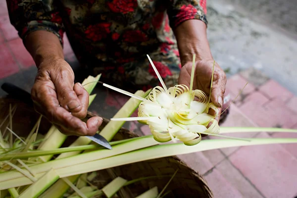 Bali Documentary Photographs: Balinese Prayer Offerings